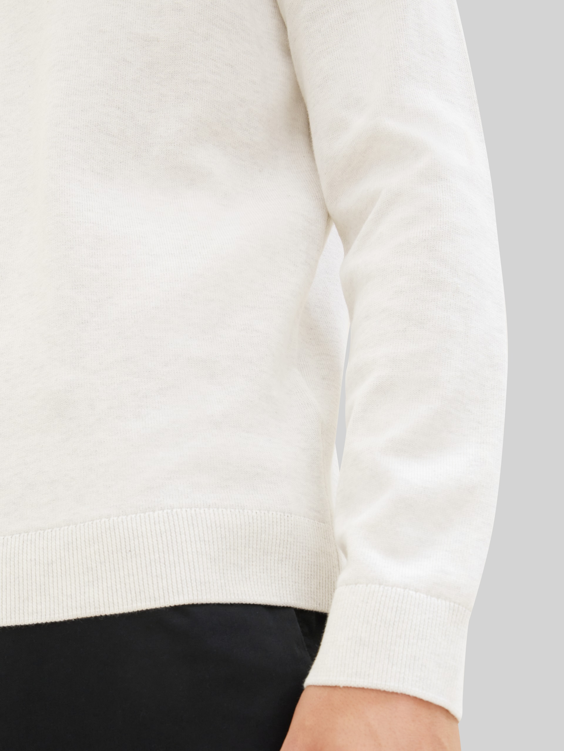Basic katoenen gebreide trui - Soft Vanilla Melange - Detailaanzicht model