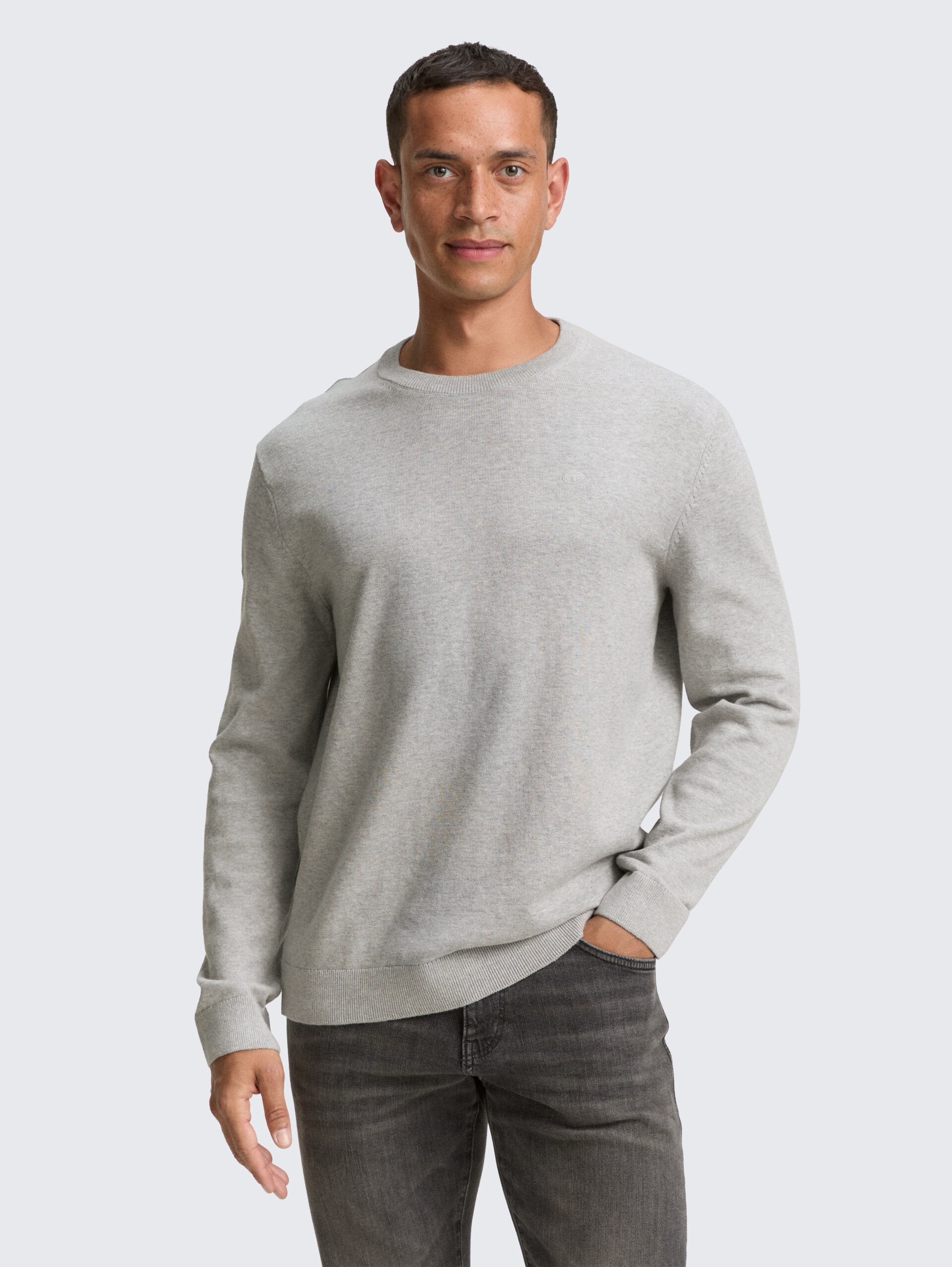 Basic Strickpullover aus Baumwolle - Light Soft Grey Melange - Ausschnitt Model-Vorderansicht