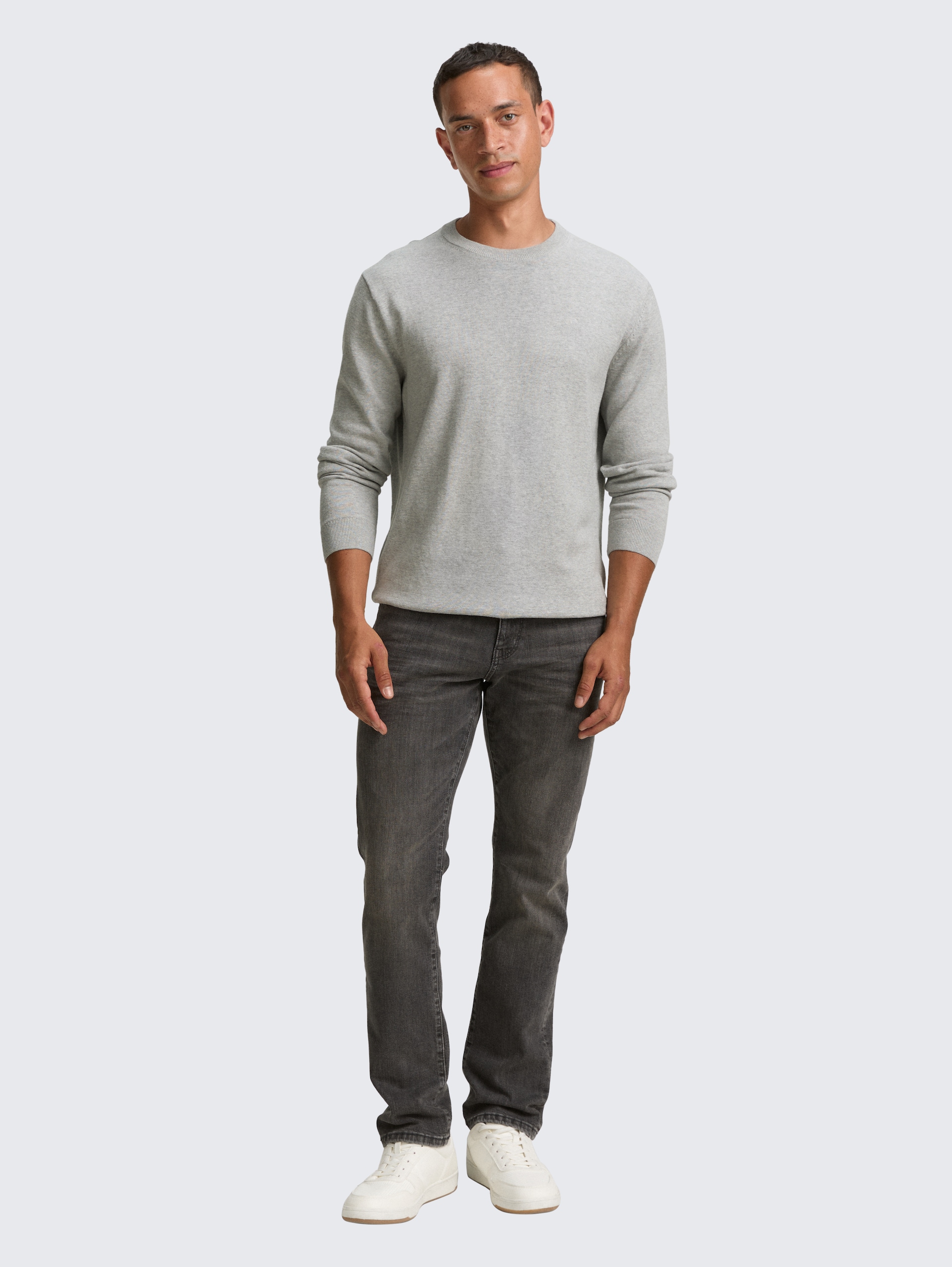 Basic Strickpullover aus Baumwolle - Light Soft Grey Melange - Model-Vorderansicht