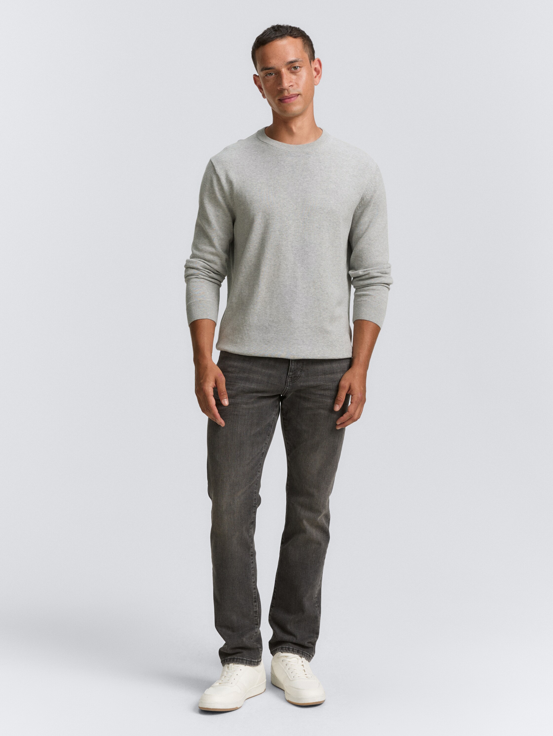 Basic knitted jumper in cotton - Light Soft Grey Melange - Model front view