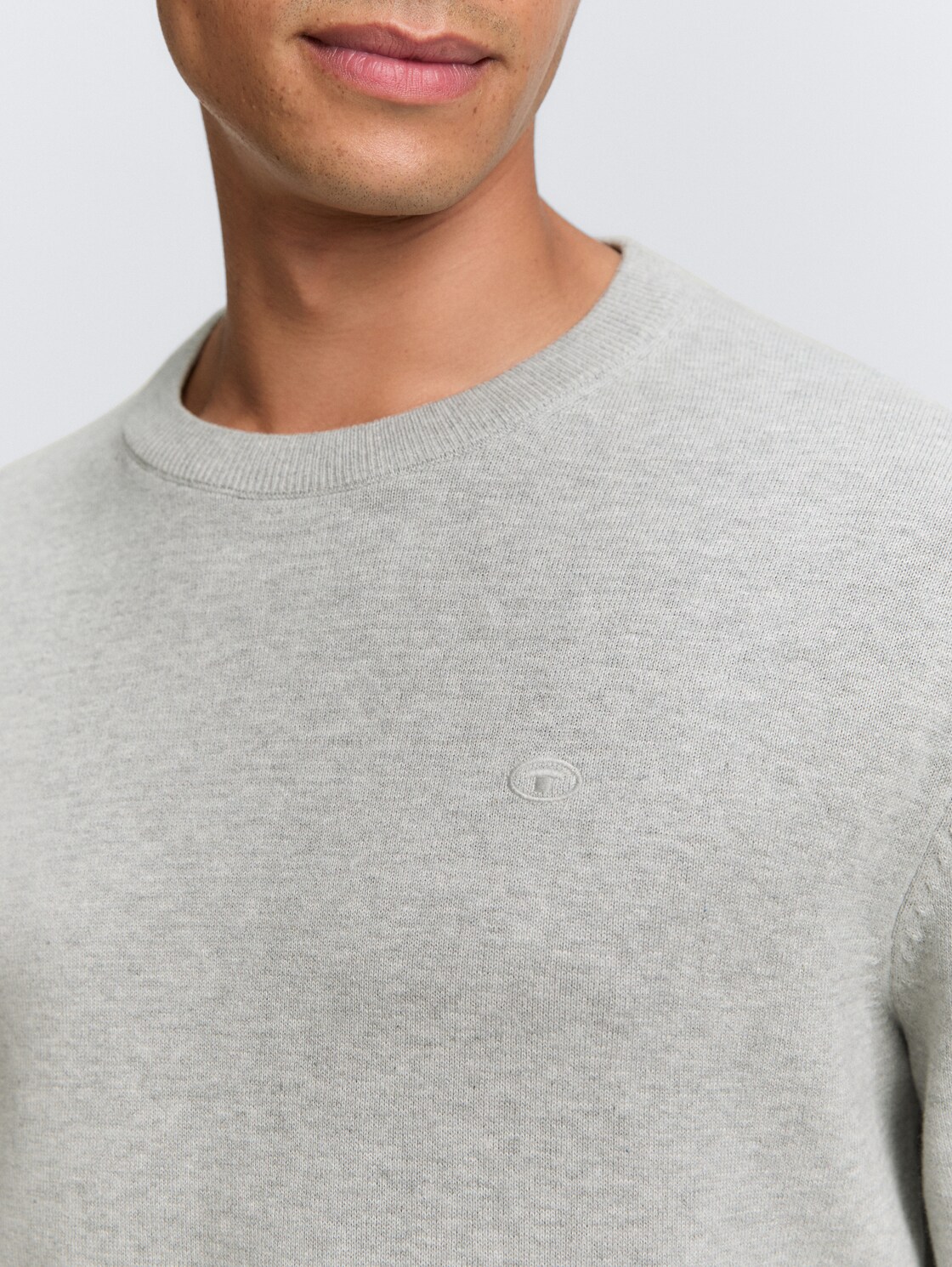 Basic Strickpullover aus Baumwolle - Light Soft Grey Melange - Detail-Model-Ansicht