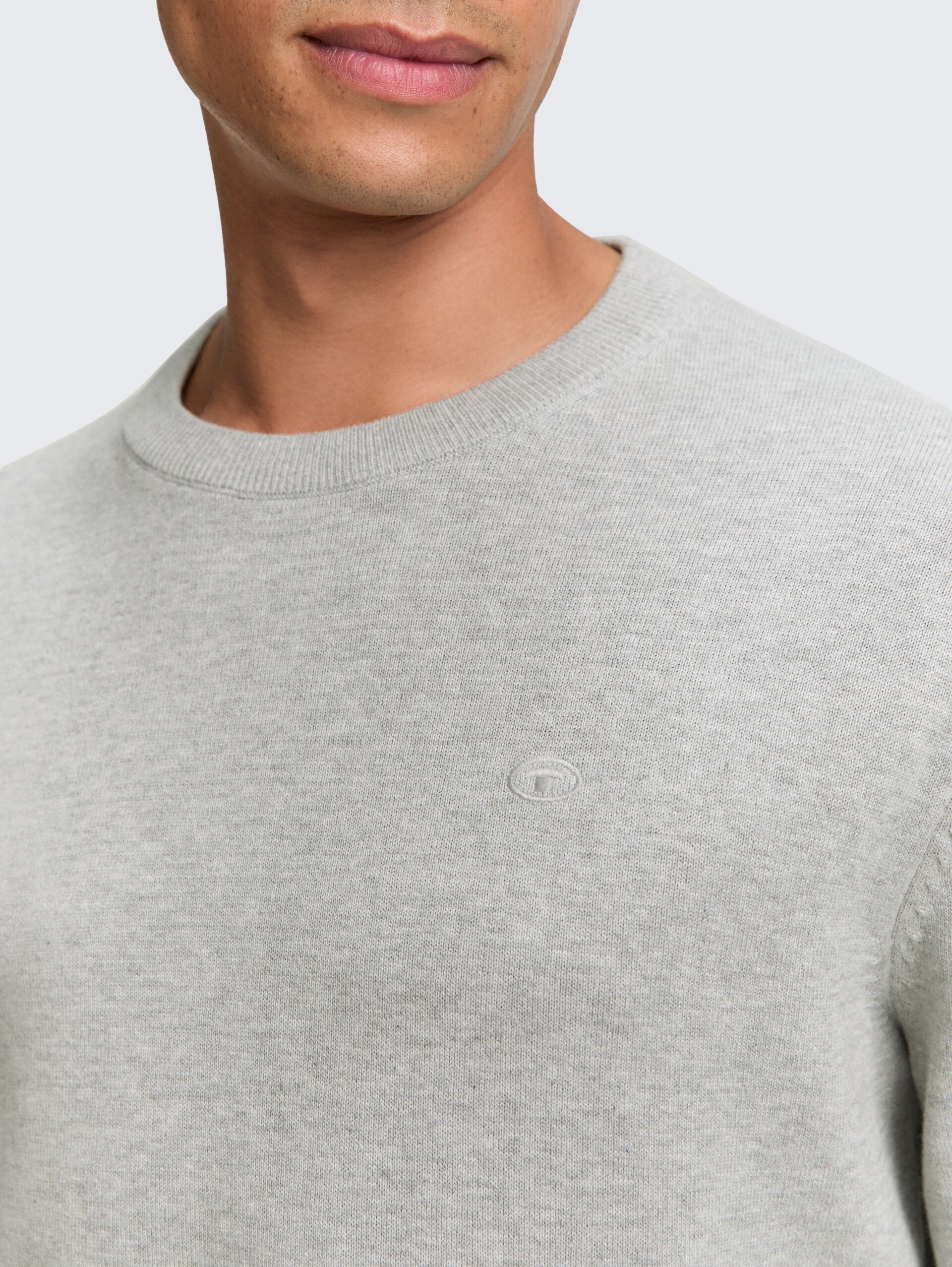 Basic Strickpullover aus Baumwolle - Light Soft Grey Melange - Detail-Model-Ansicht