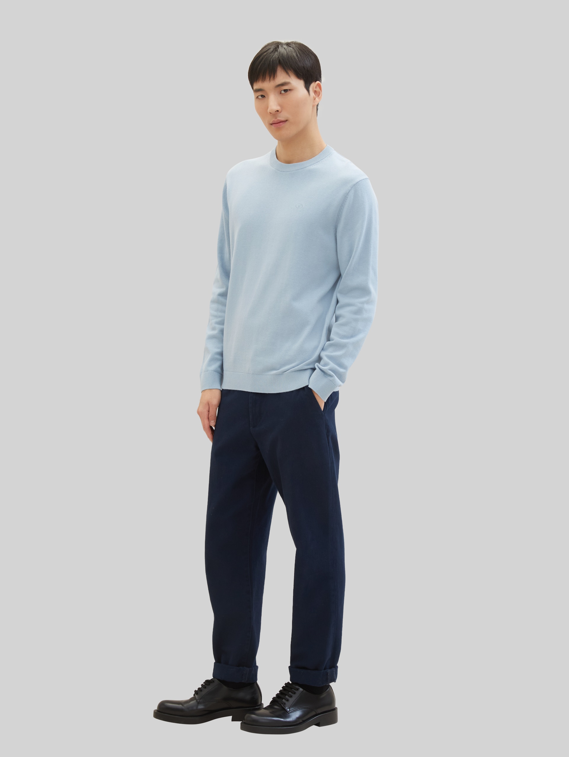 Basic katoenen gebreide trui - Foggy Blue - Model vooraanzicht