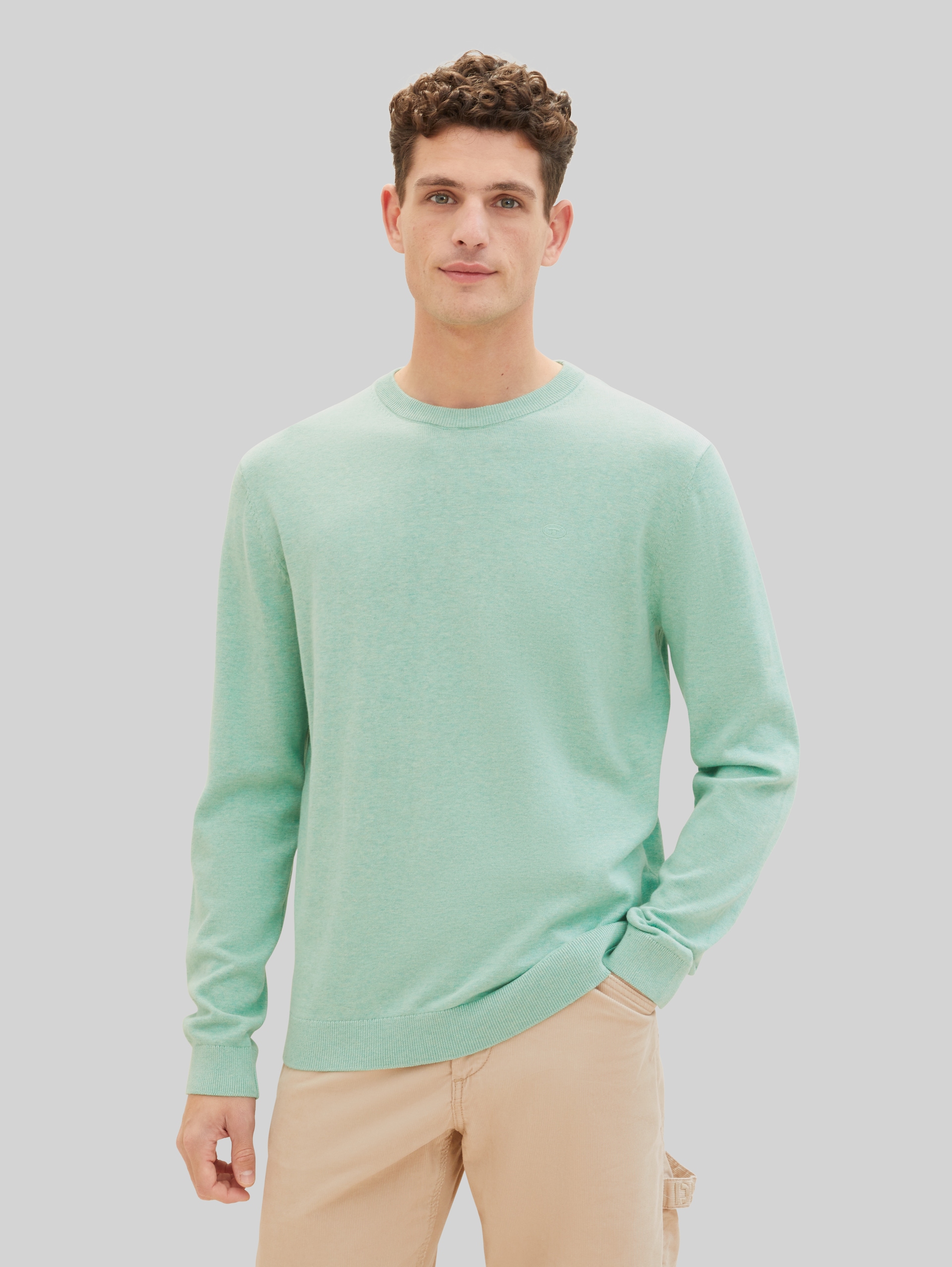 Basic katoenen gebreide trui - soft jade melange - Nek model vooraanzicht