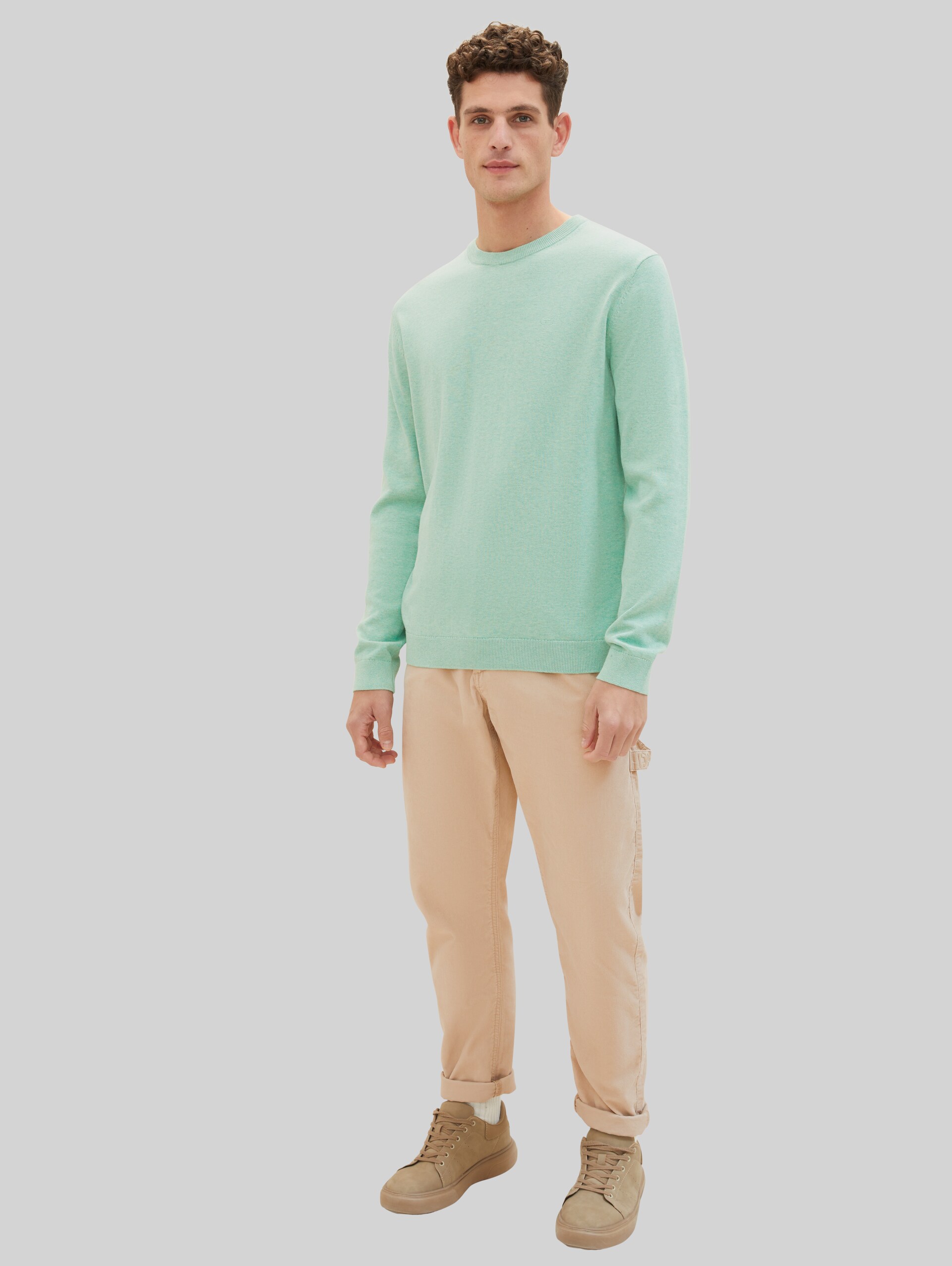 Basic katoenen gebreide trui - soft jade melange - Model vooraanzicht