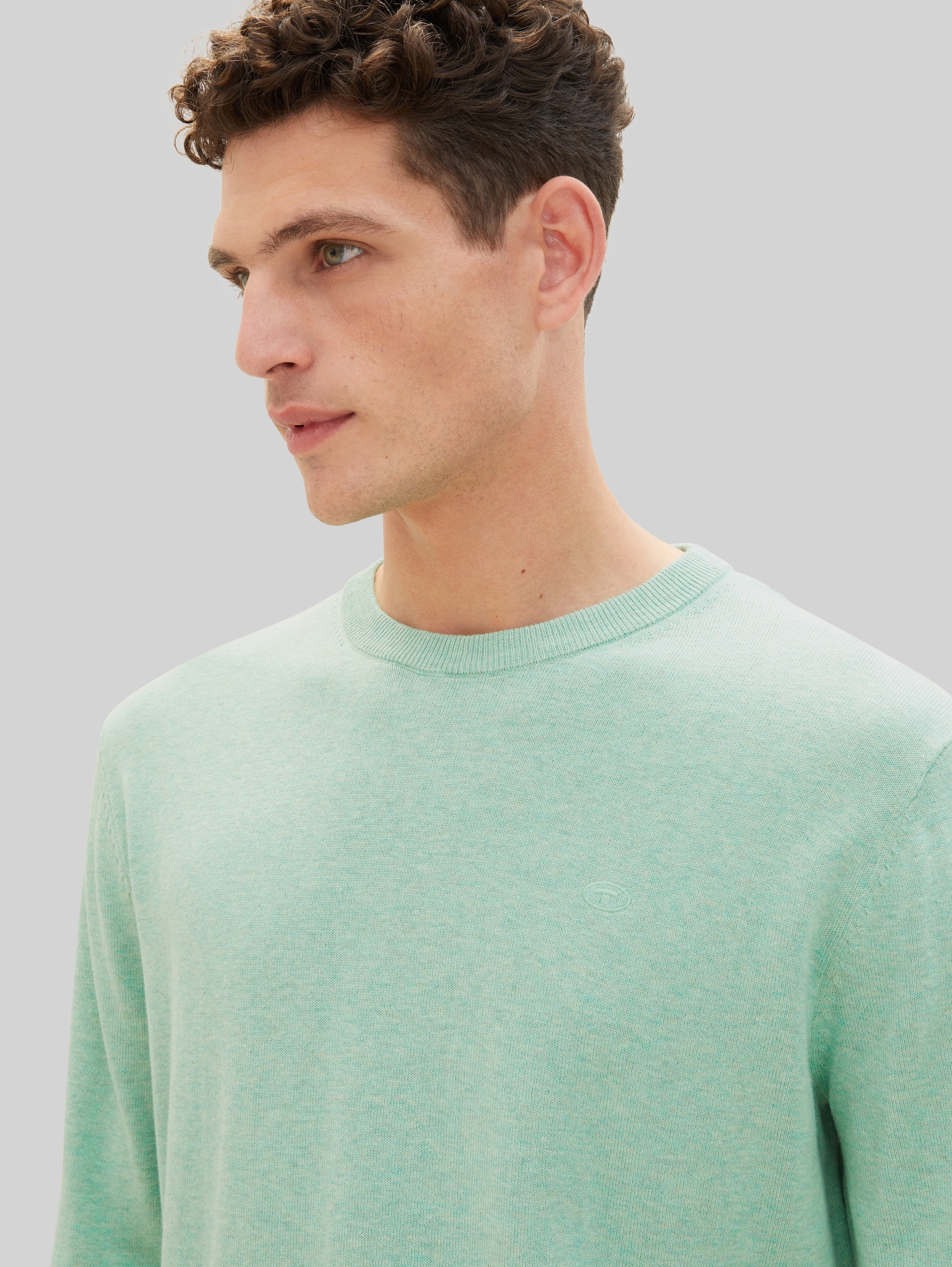 Basic katoenen gebreide trui - soft jade melange - Detailaanzicht model