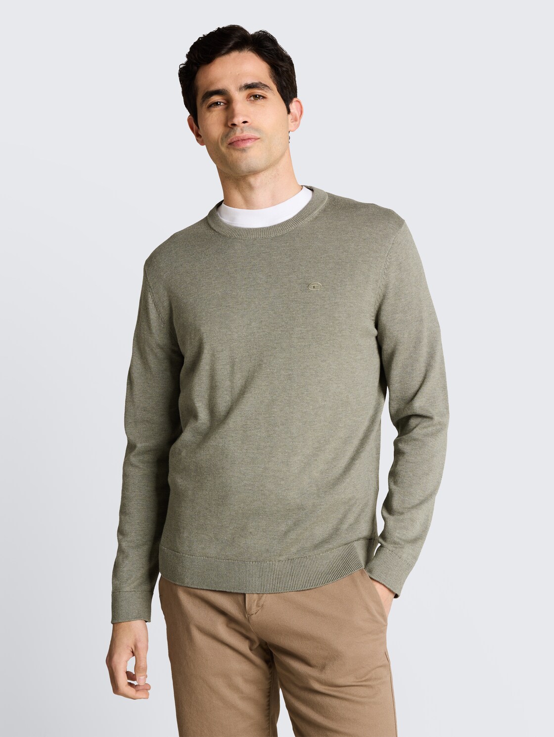 Basic Strickpullover aus Baumwolle - greyish shadow olive melange - Ausschnitt Model-Vorderansicht