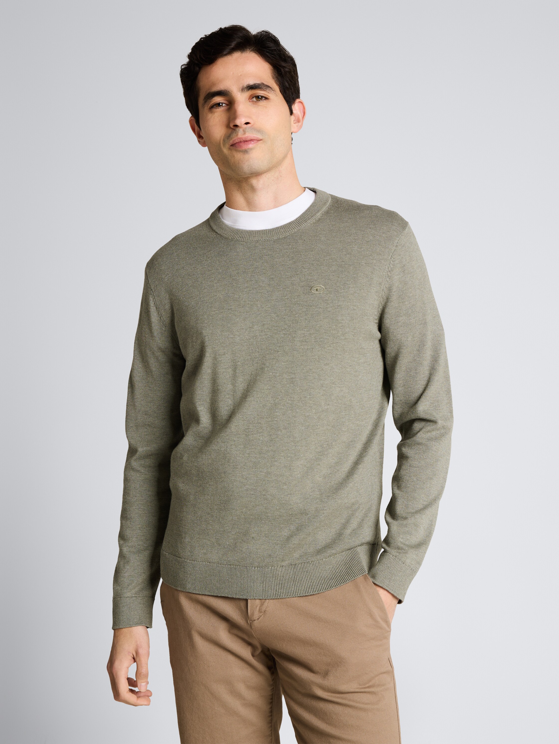 Basic gebreide trui van katoen - greyish shadow olive melange - Nek model vooraanzicht