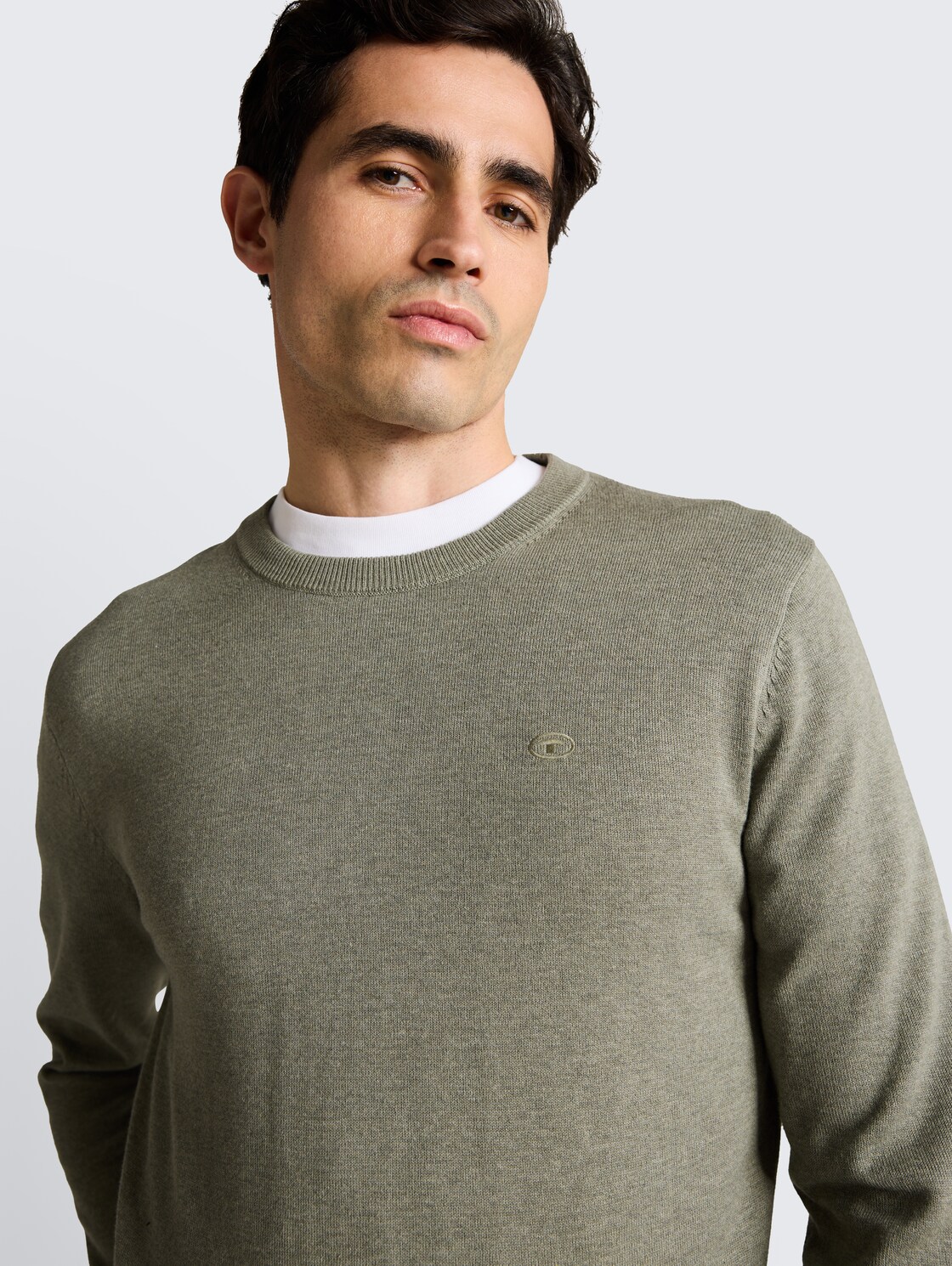 Basic Strickpullover aus Baumwolle - greyish shadow olive melange - Detail-Model-Ansicht