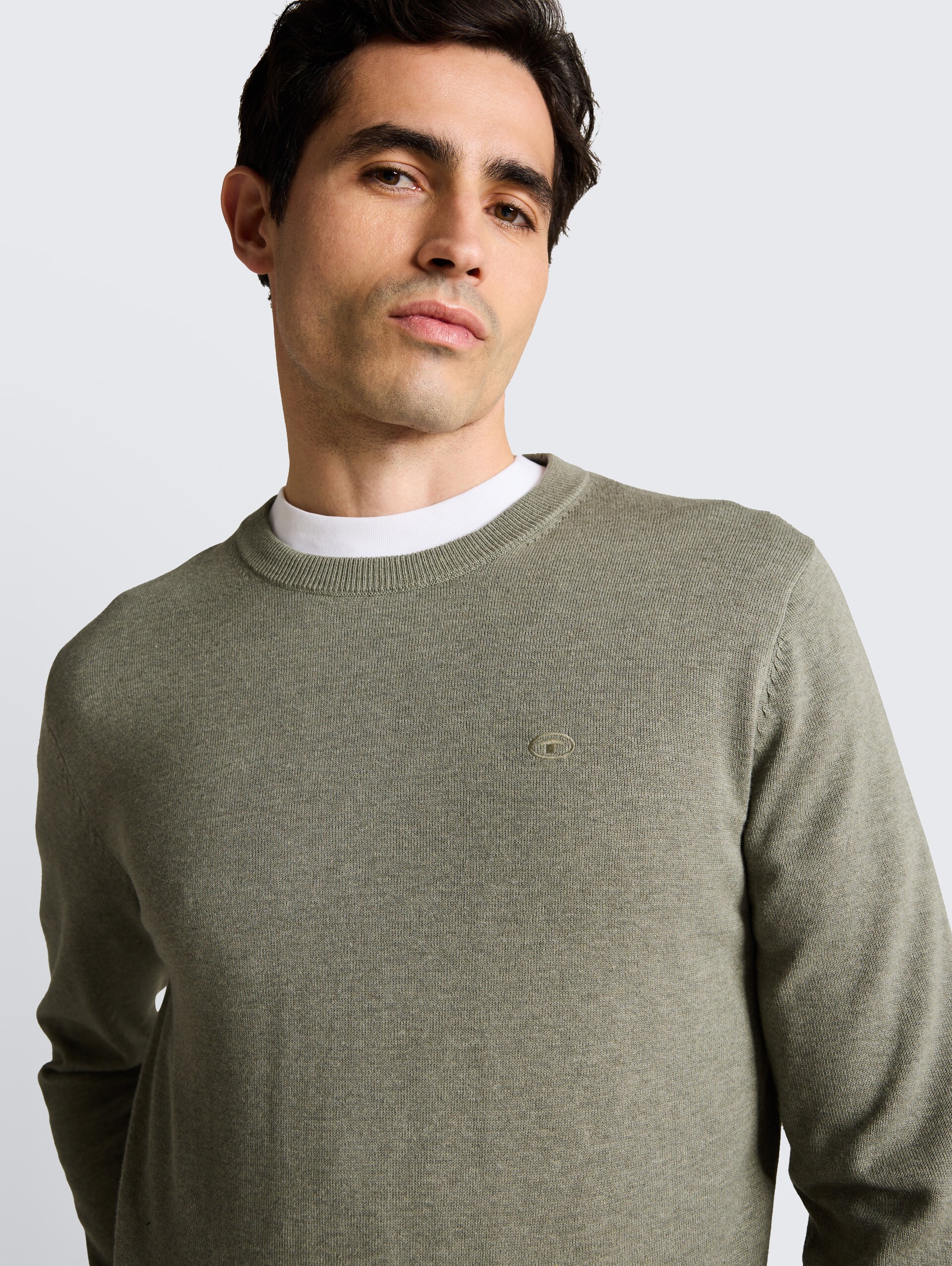 Basic Strickpullover aus Baumwolle - greyish shadow olive melange - Detail-Model-Ansicht