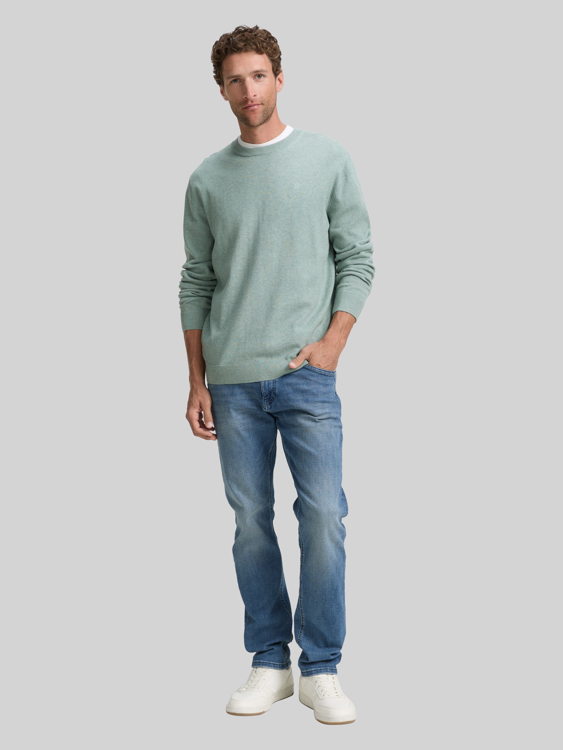 Basic gebreide trui van katoen - dark smoke green melange - Model vooraanzicht