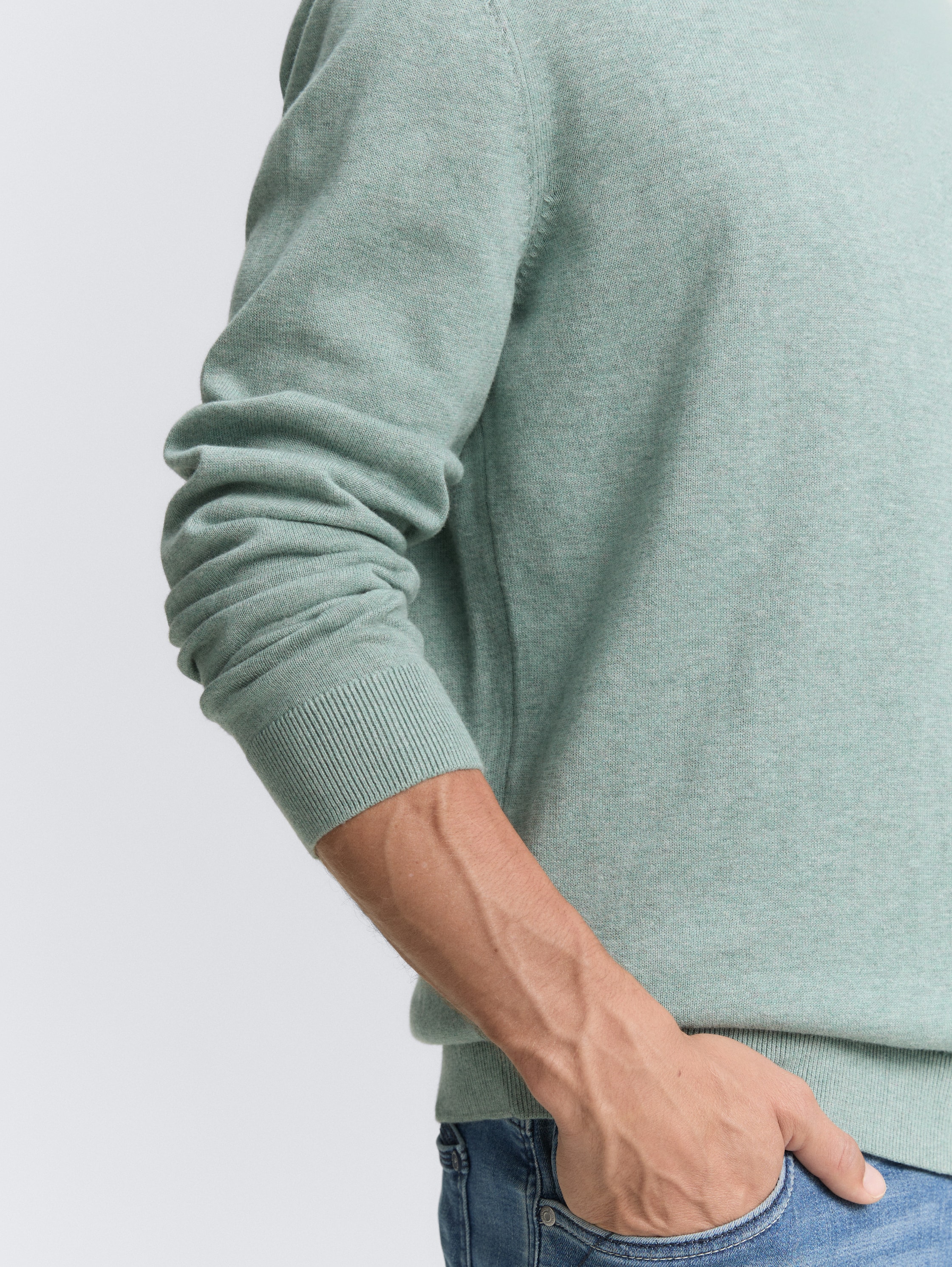 Basic Strickpullover aus Baumwolle - dark smoke green melange - Detail-Model-Ansicht