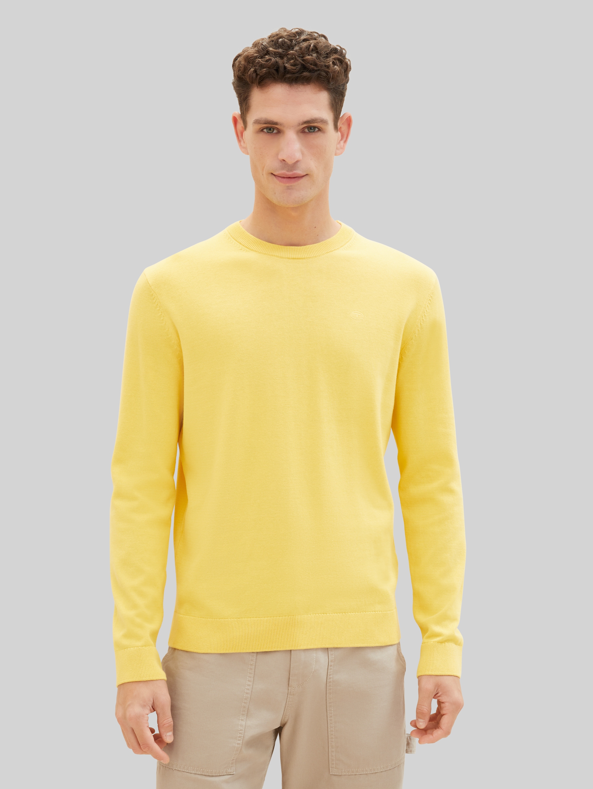 Basic katoenen gebreide trui - sunny yellow - Nek model vooraanzicht