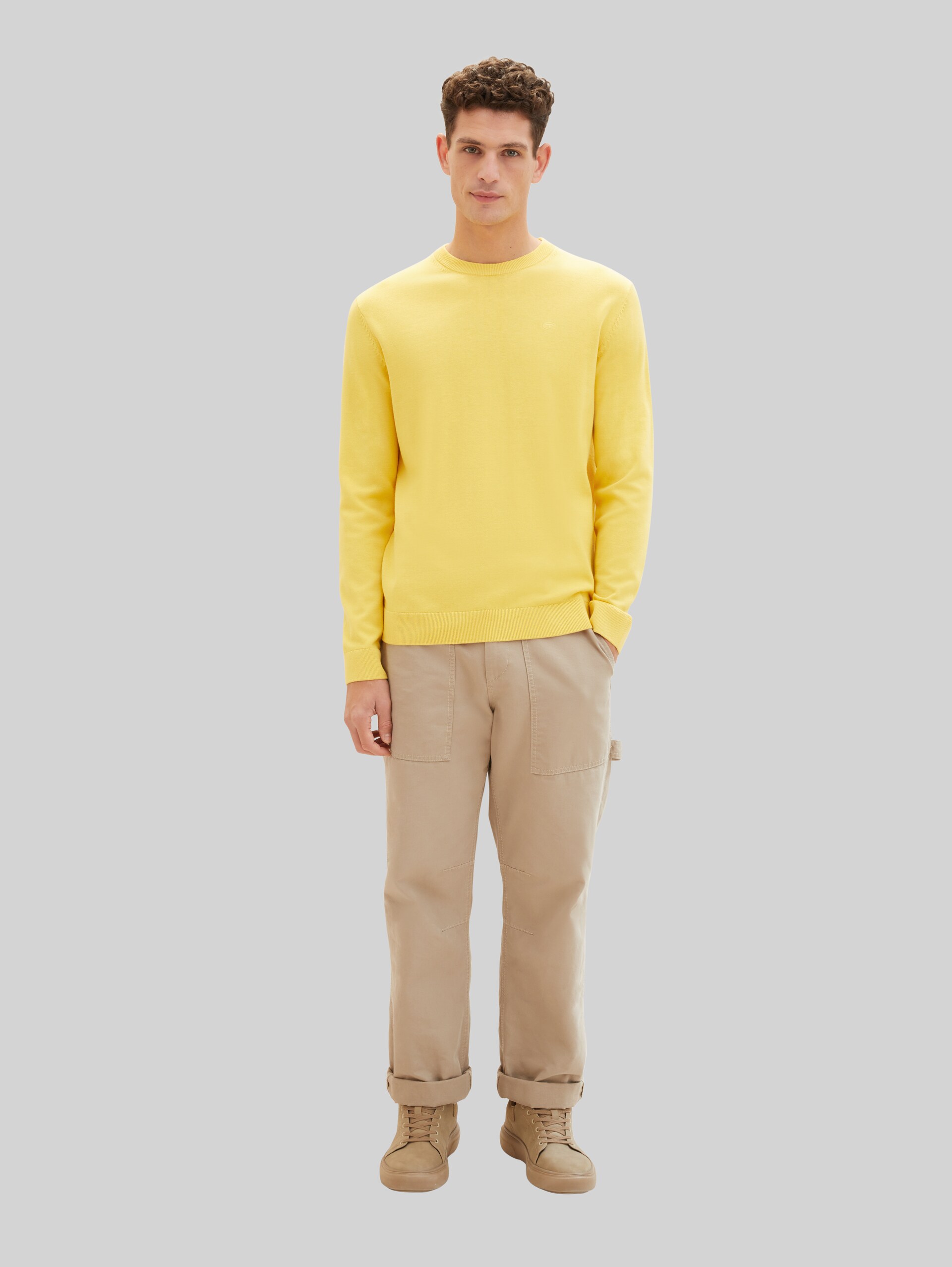 Basic katoenen gebreide trui - sunny yellow - Model vooraanzicht