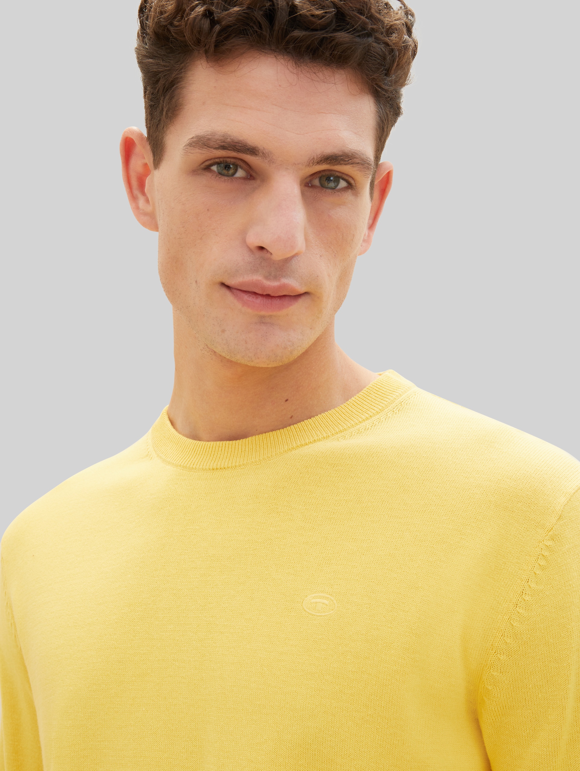 Basic katoenen gebreide trui - sunny yellow - Detailaanzicht model