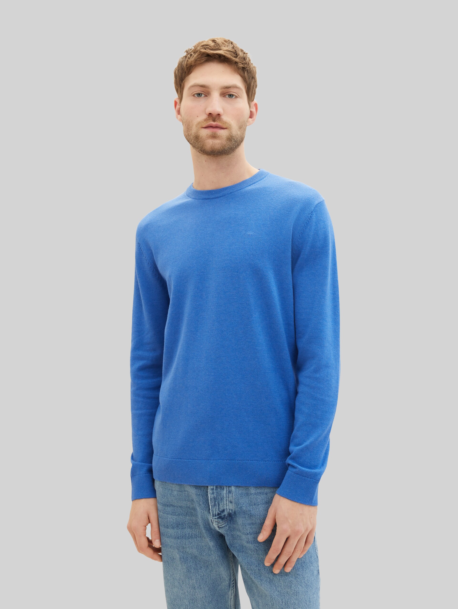 Basic katoenen gebreide trui - sure blue melange - Nek model vooraanzicht