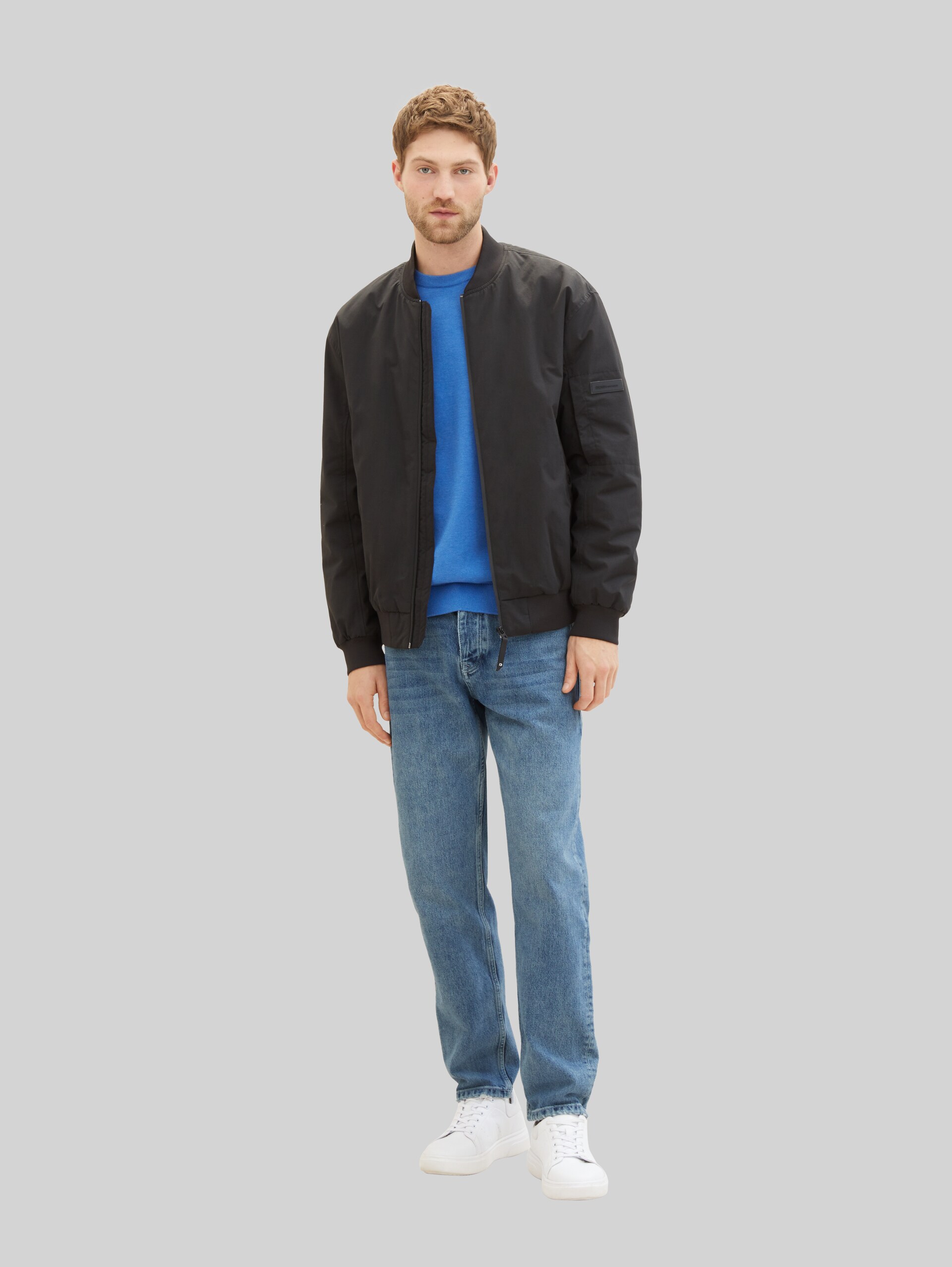 Basic katoenen gebreide trui - sure blue melange - Model vooraanzicht
