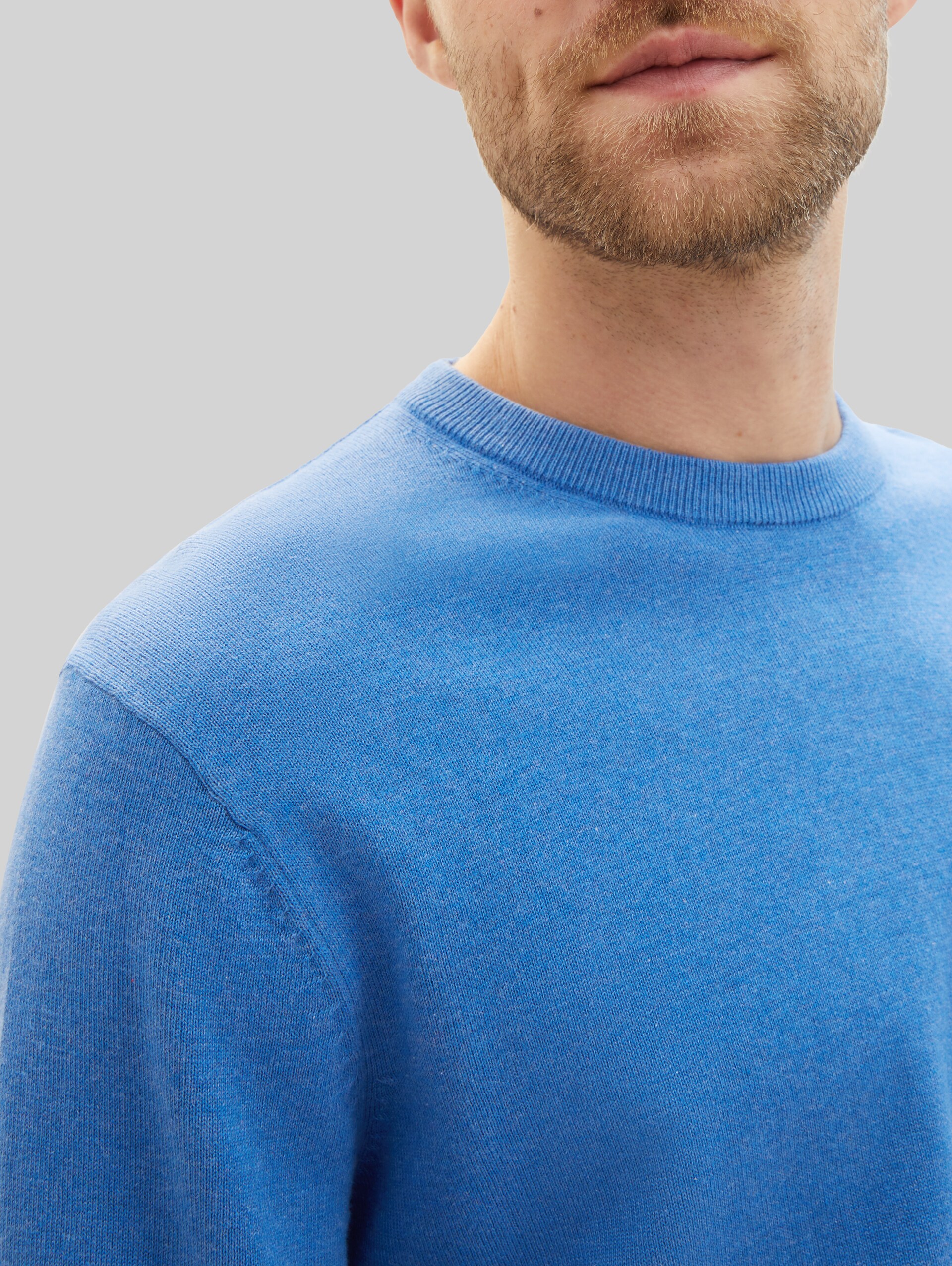 Basic katoenen gebreide trui - sure blue melange - Detailaanzicht model
