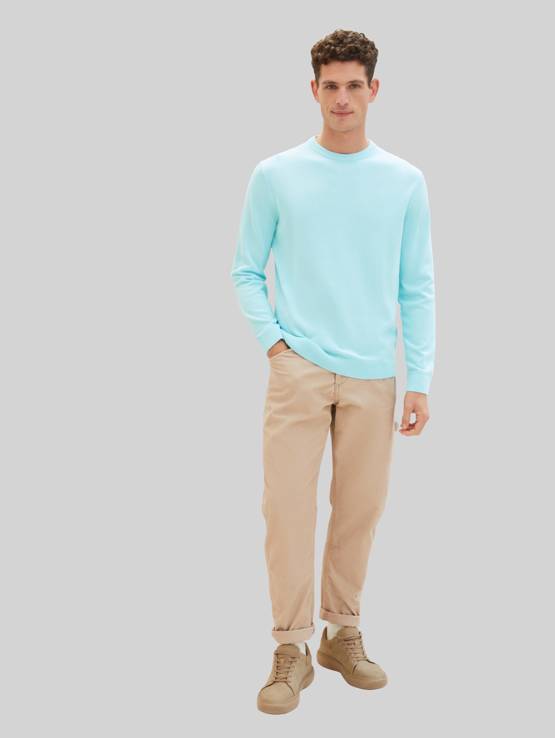 Basic katoenen gebreide trui - caribbean turquoise - Model vooraanzicht