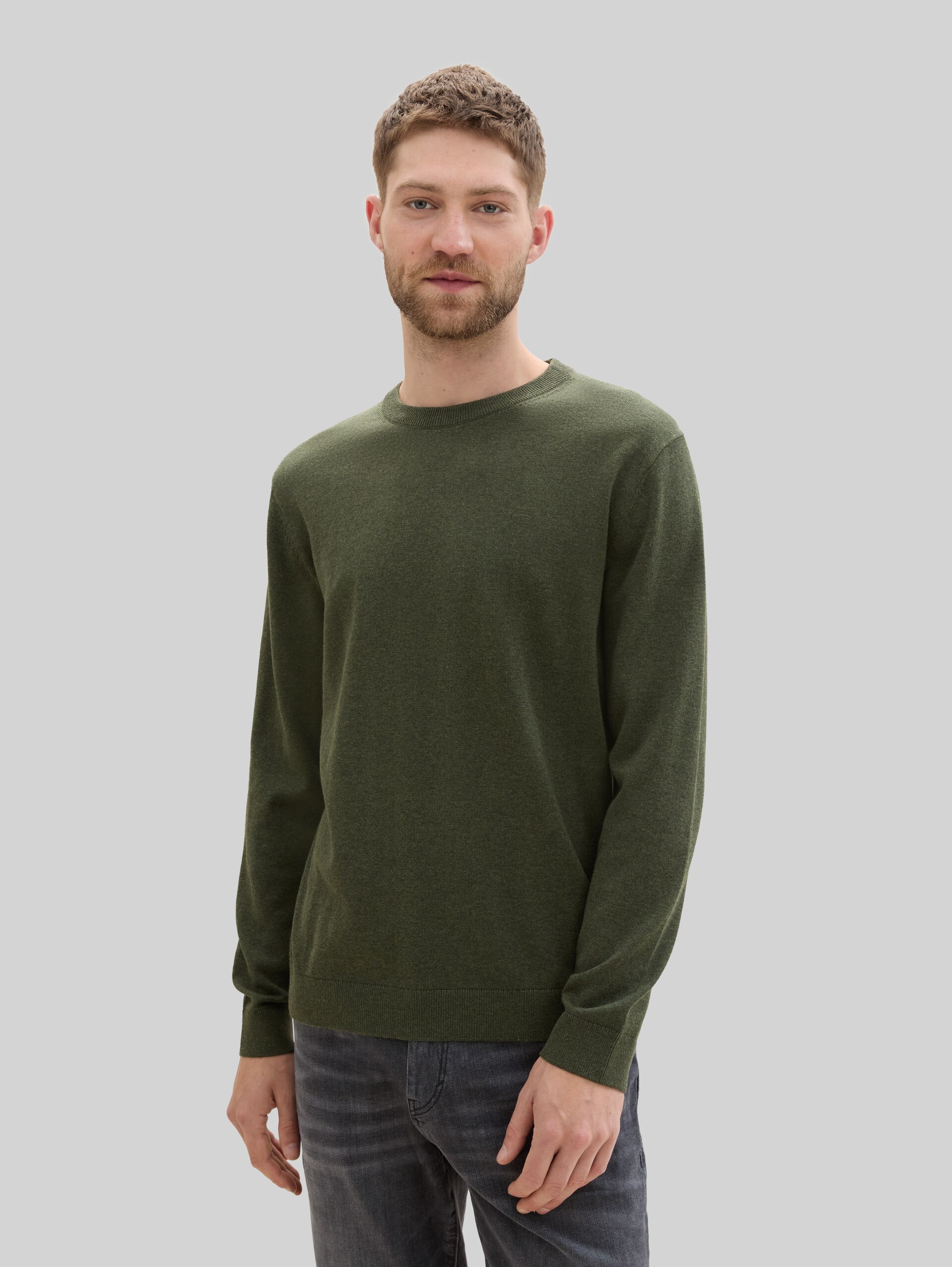 Basic gebreide trui van katoen - rosin green melange - Nek model vooraanzicht