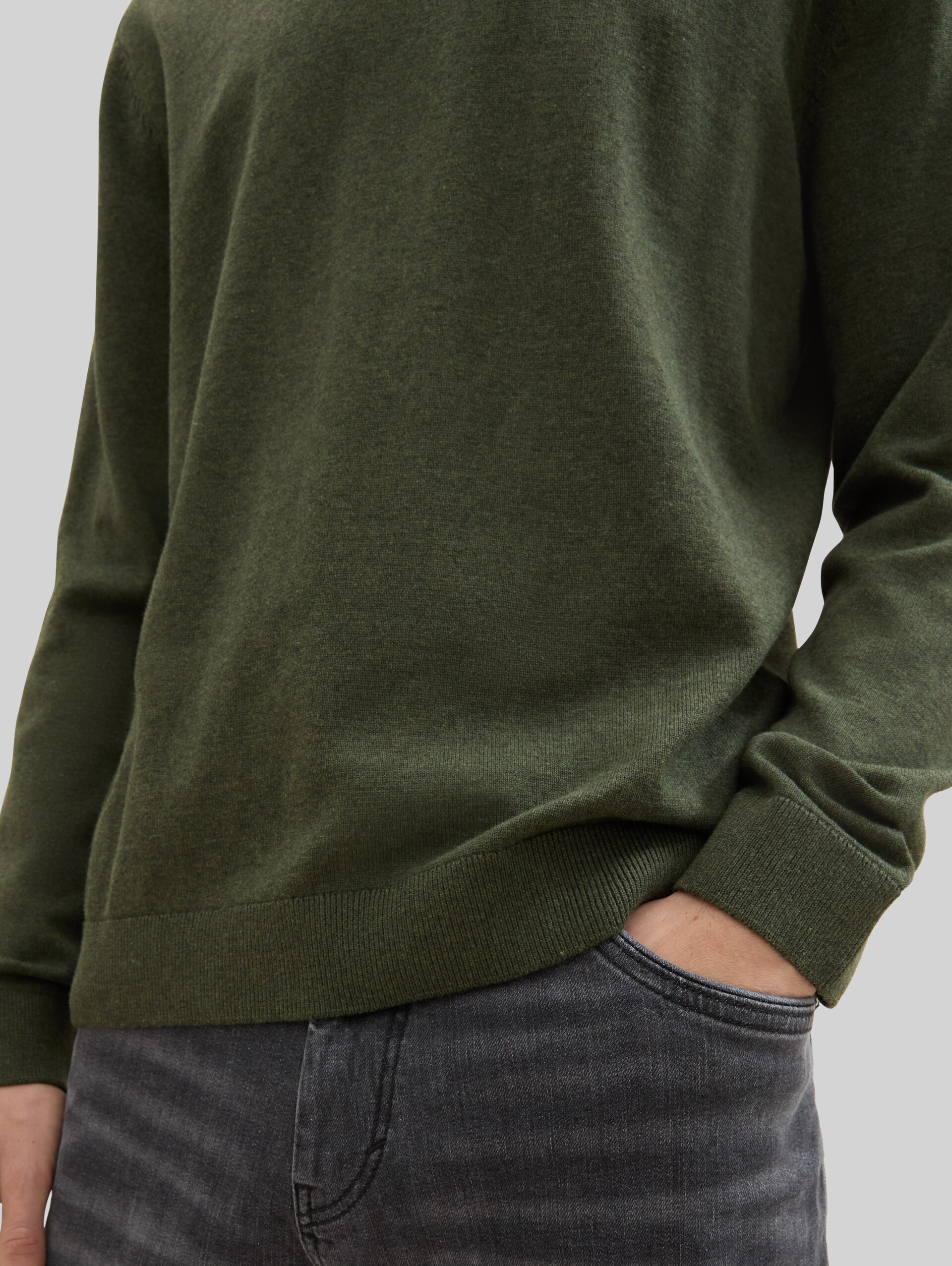 Basic gebreide trui van katoen - rosin green melange - Detailaanzicht model