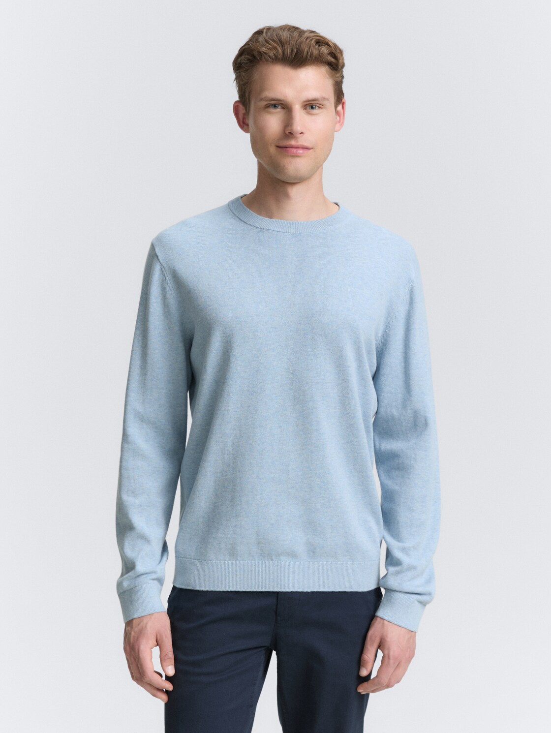 Basic Strickpullover aus Baumwolle - light metal blue melange - Ausschnitt Model-Vorderansicht