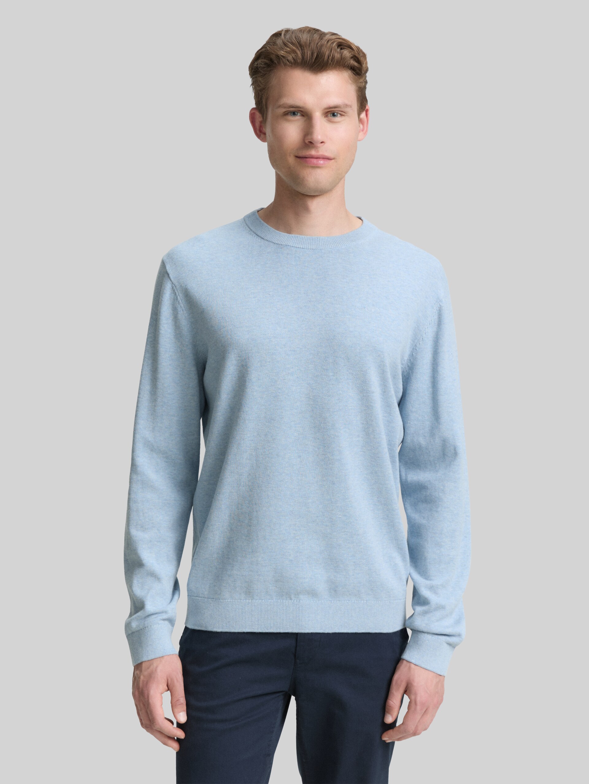 Basic knitted jumper in cotton - light metal blue melange - Neckline model front view