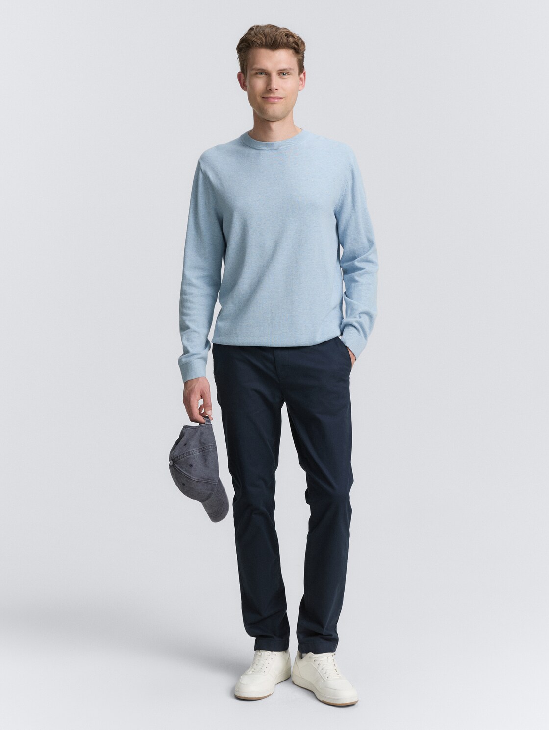 Basic Strickpullover aus Baumwolle - light metal blue melange - Model-Vorderansicht