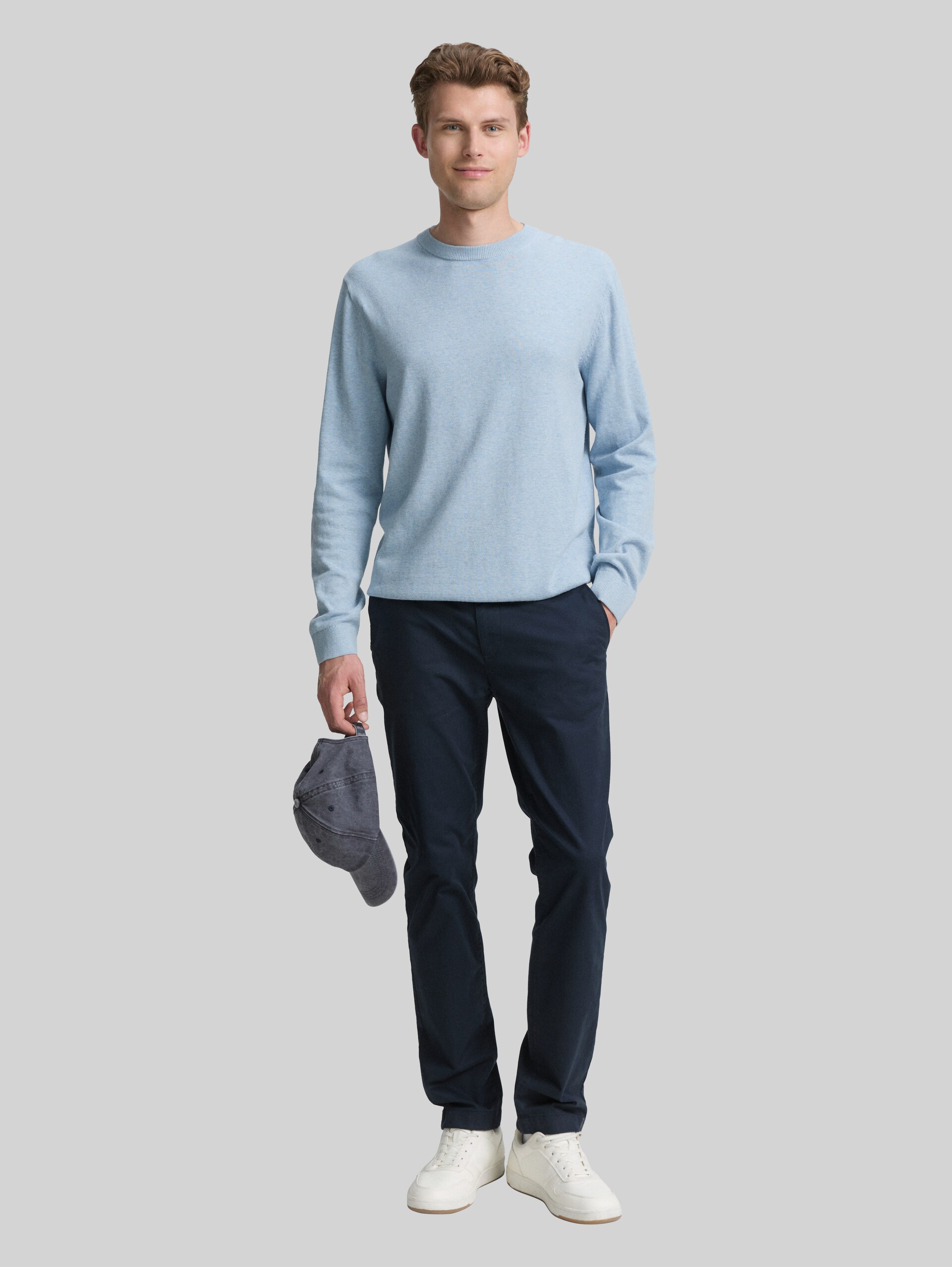 Basic knitted jumper in cotton - light metal blue melange - Model front view