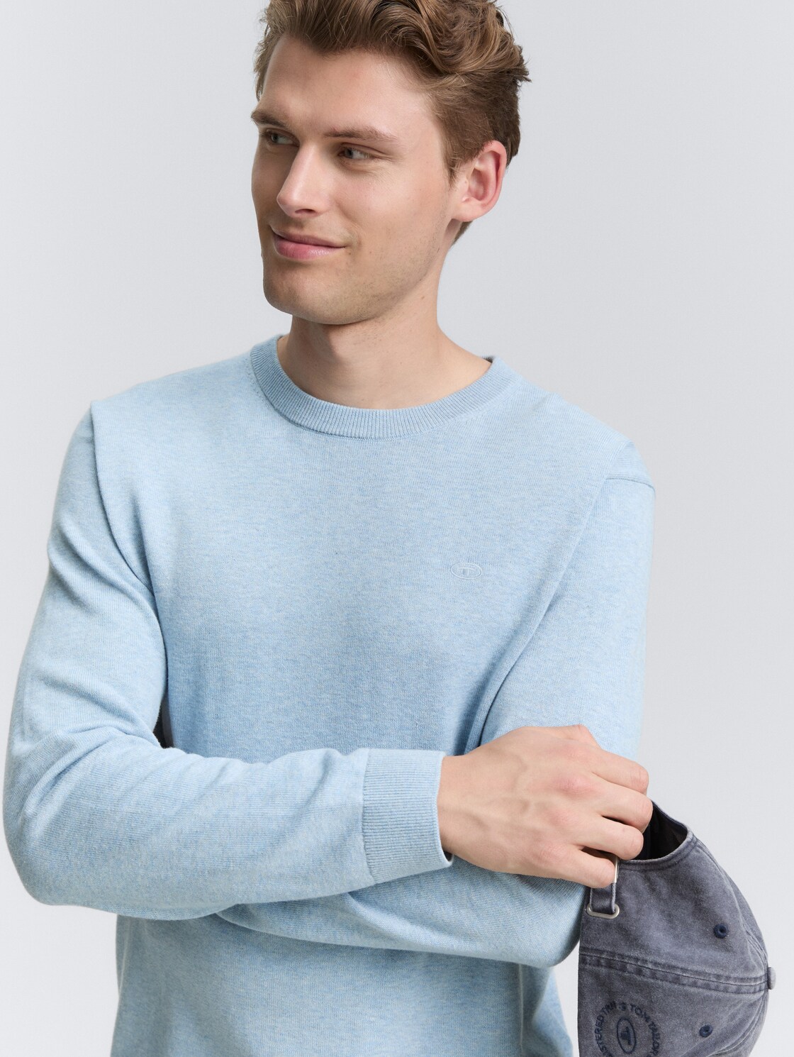 Basic Strickpullover aus Baumwolle - light metal blue melange - Detail-Model-Ansicht
