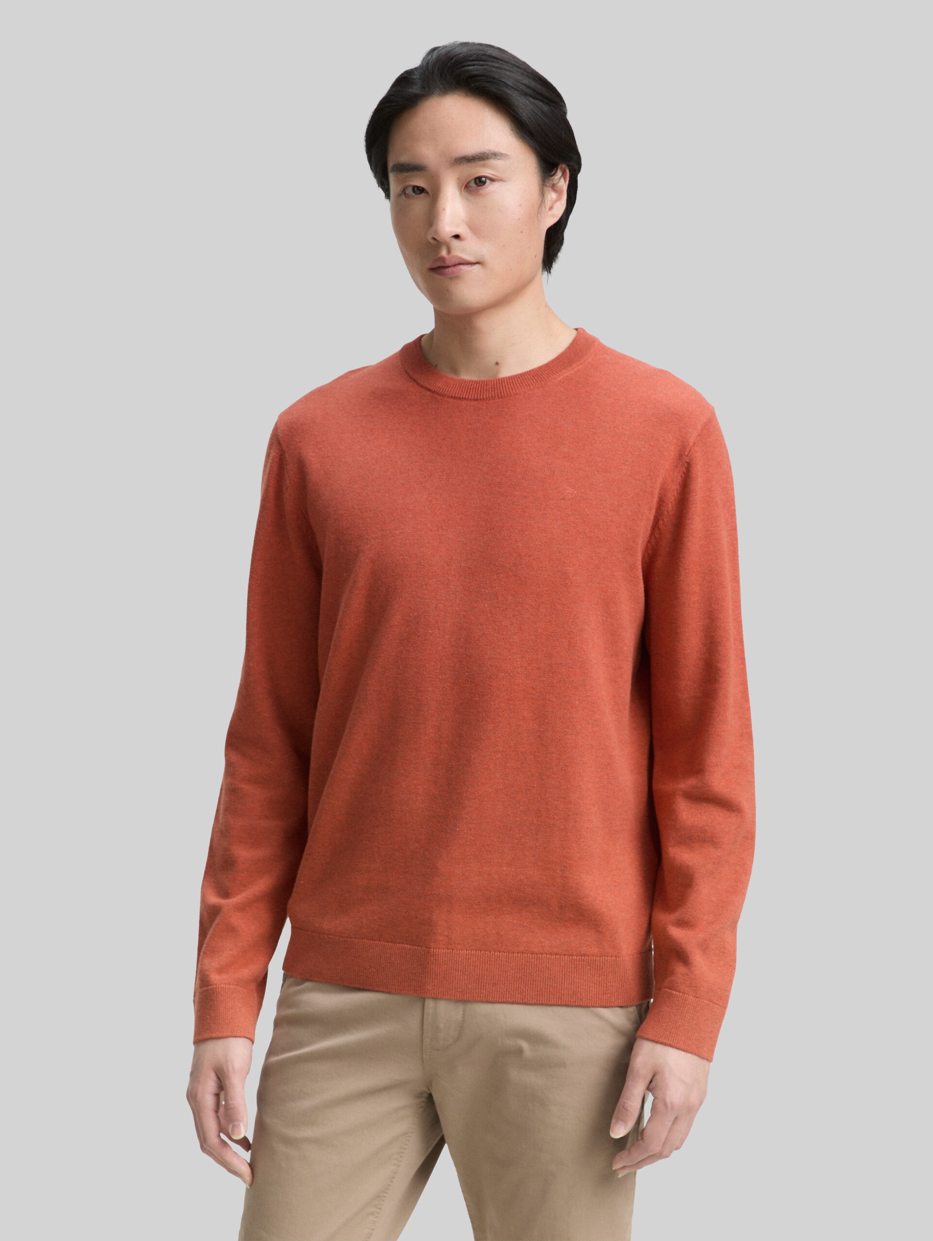 Basic knitted jumper in cotton - rust red melange - Neckline model front view
