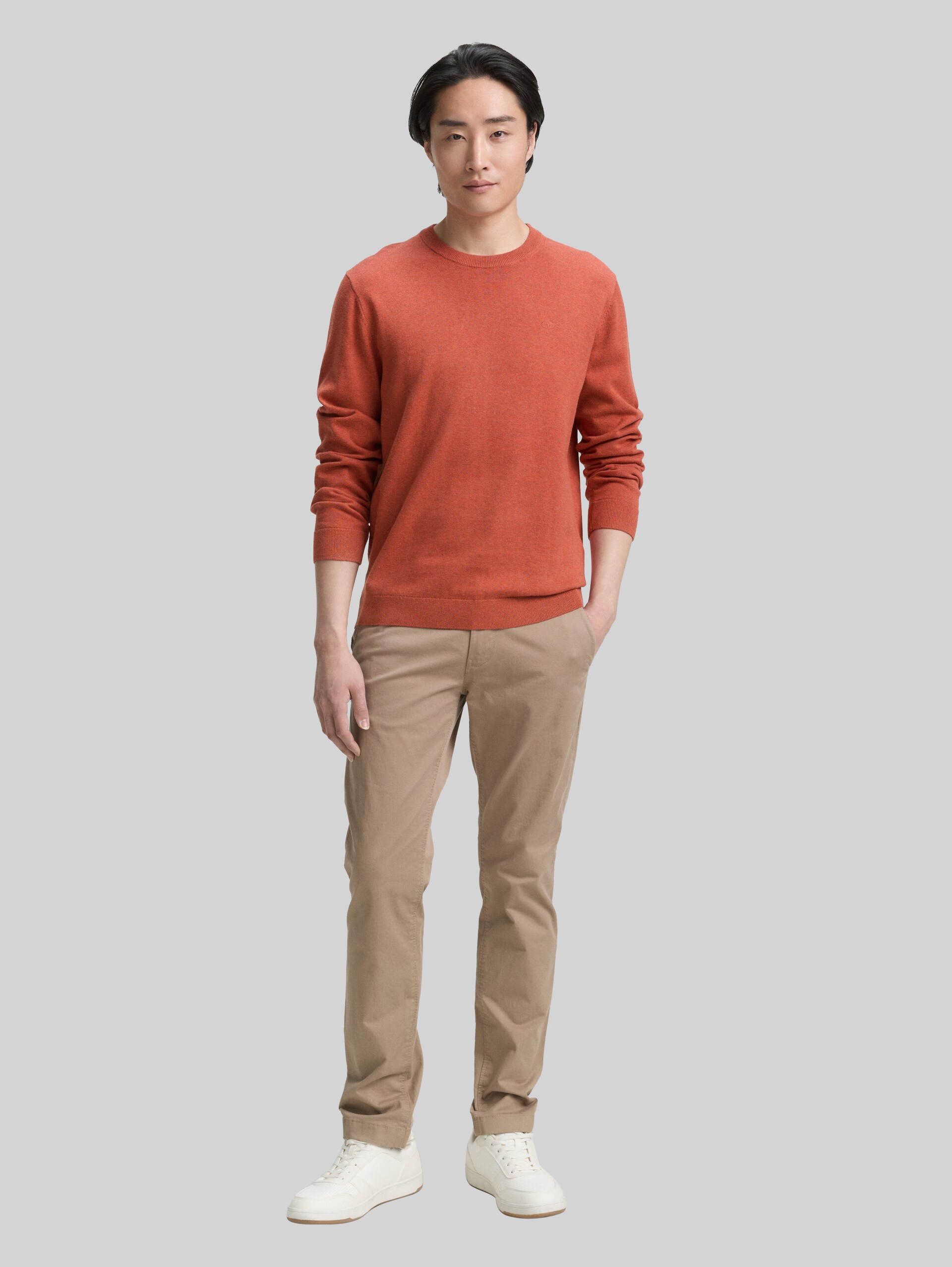 Basic knitted jumper in cotton - rust red melange - Model front view