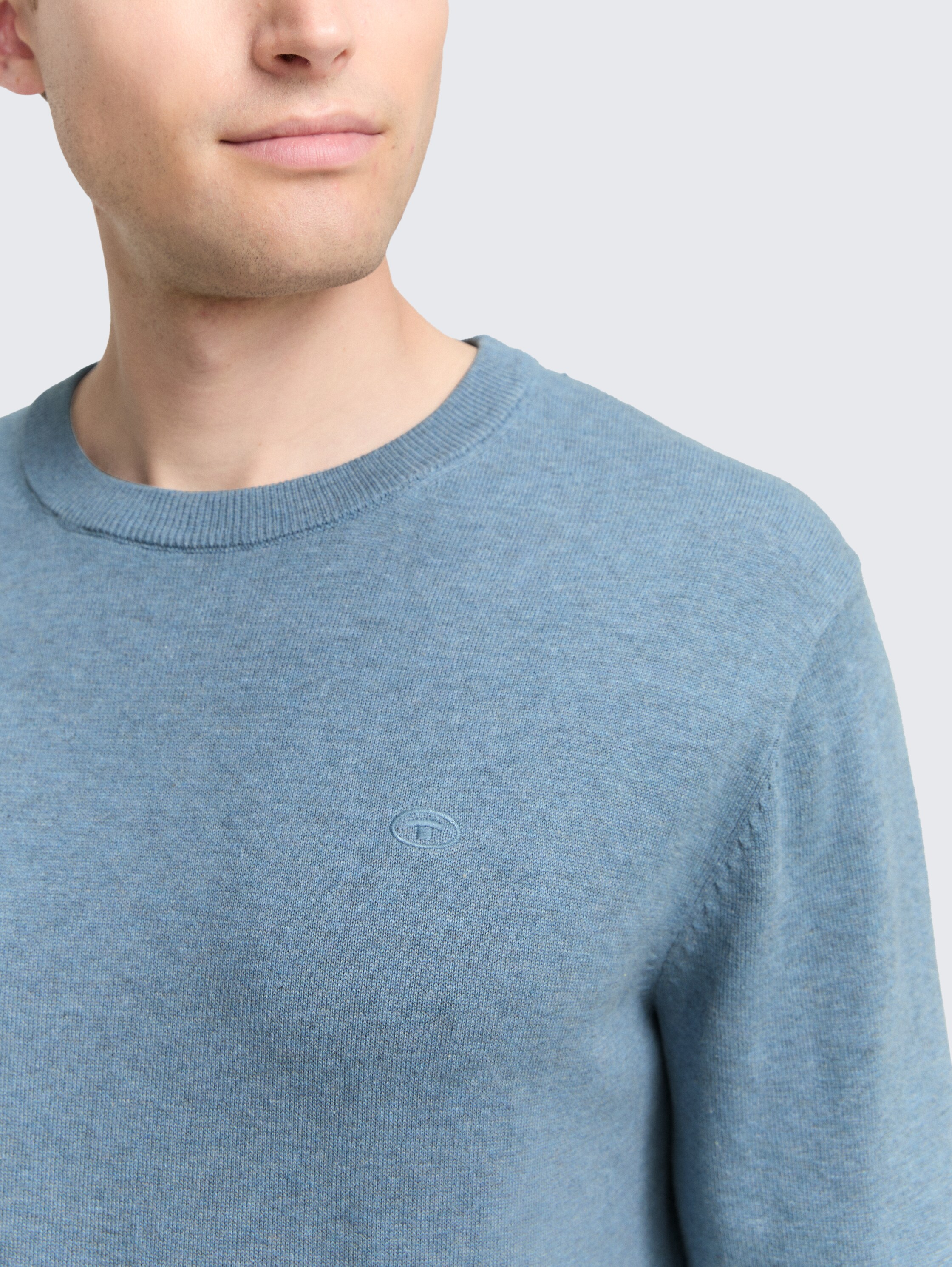 Basic Strickpullover aus Baumwolle - faded blue melange - Detail-Model-Ansicht