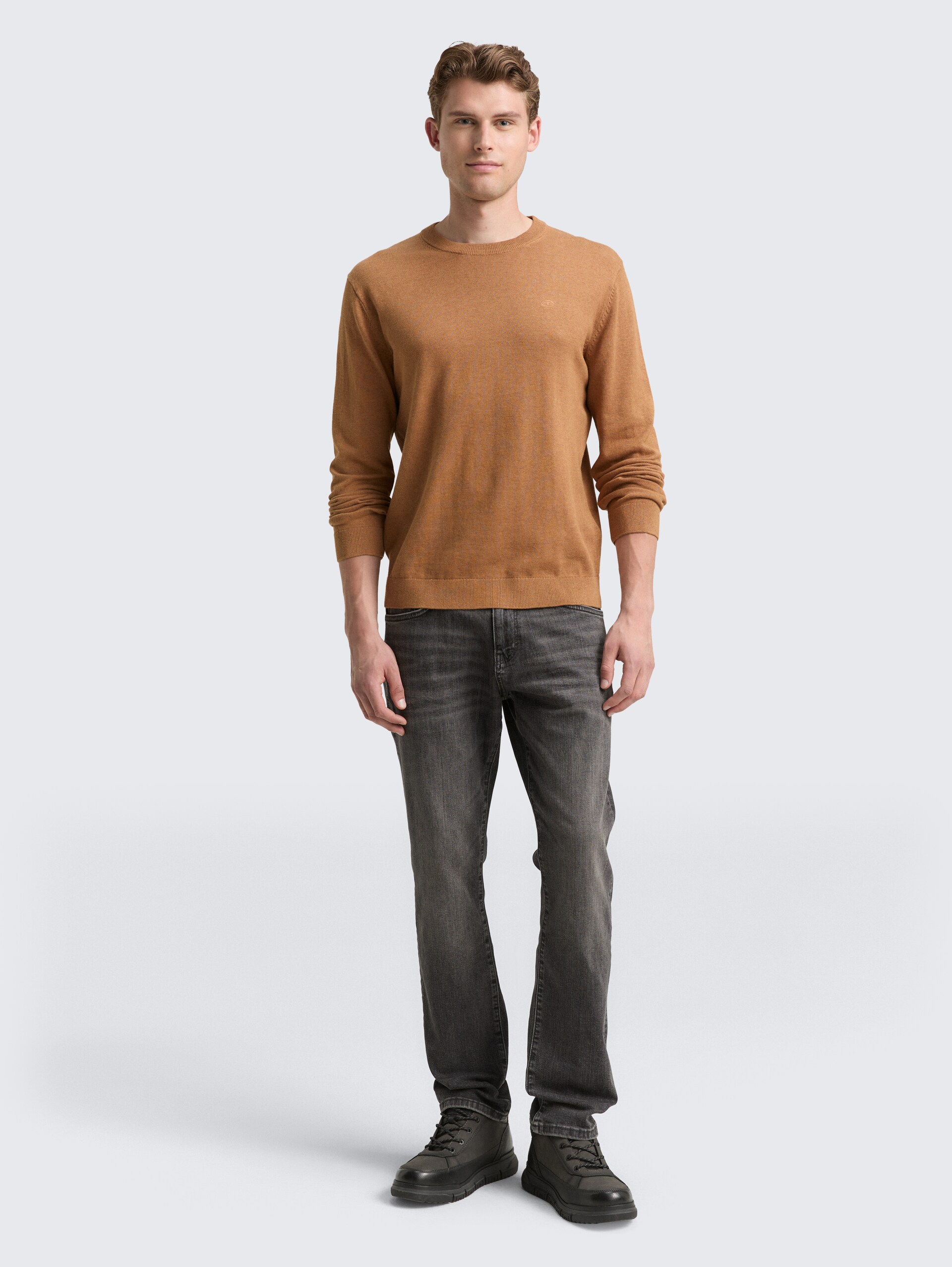 Basic Strickpullover aus Baumwolle - mid brown melange - Model-Vorderansicht
