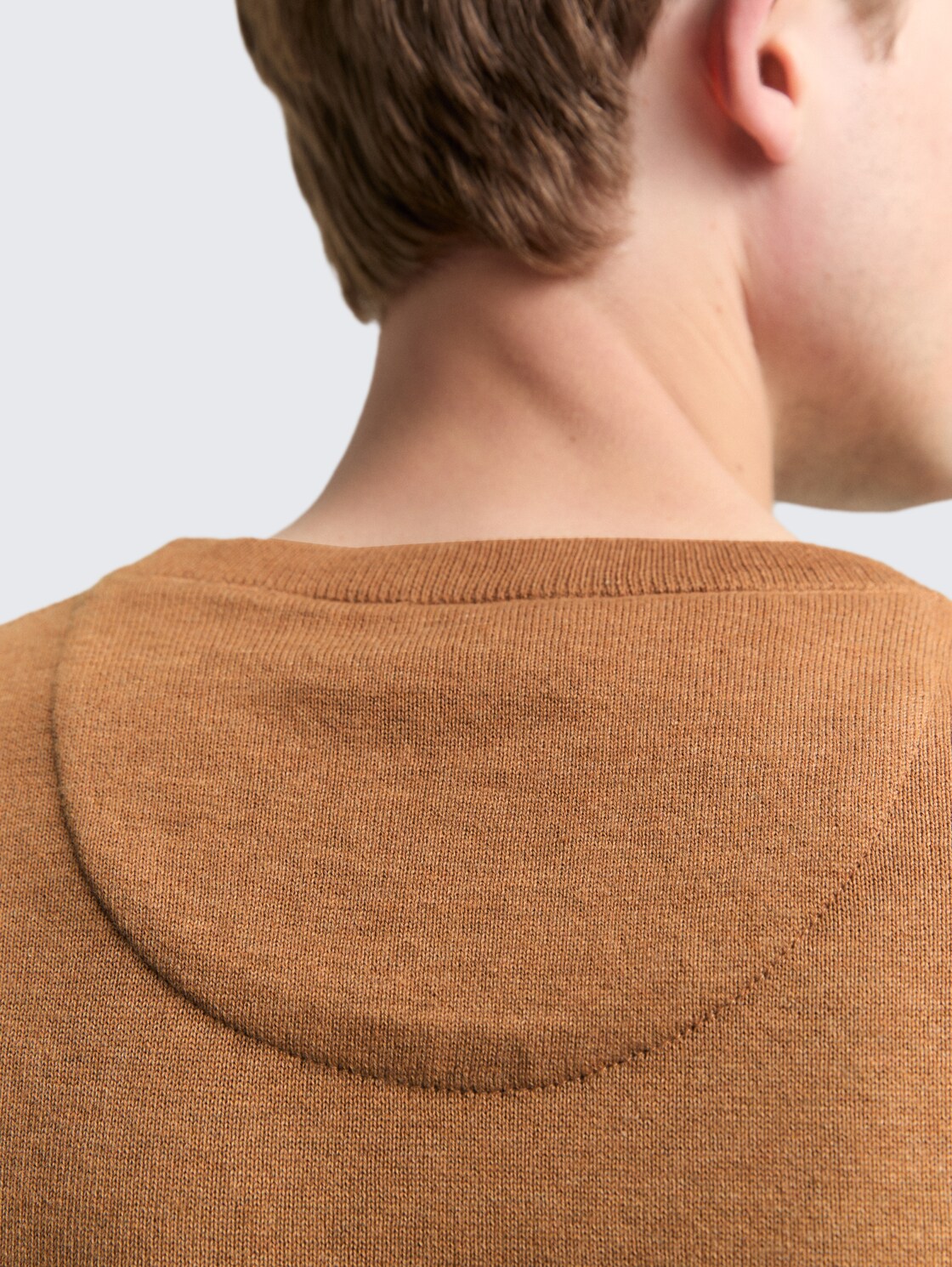Basic Strickpullover aus Baumwolle - mid brown melange - Detail-Model-Ansicht