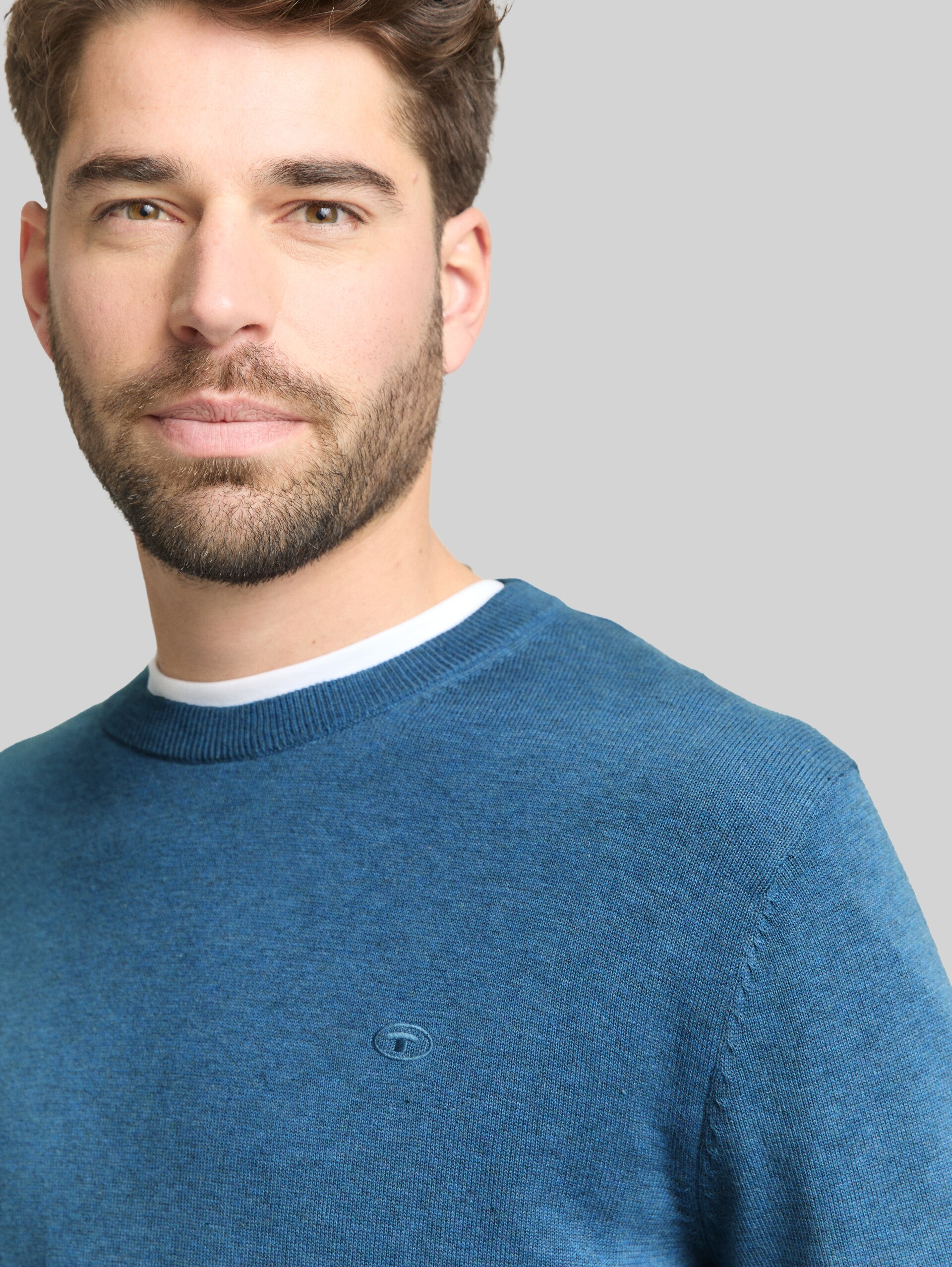Basic Strickpullover aus Baumwolle - marine blue melange - Detail-Model-Ansicht