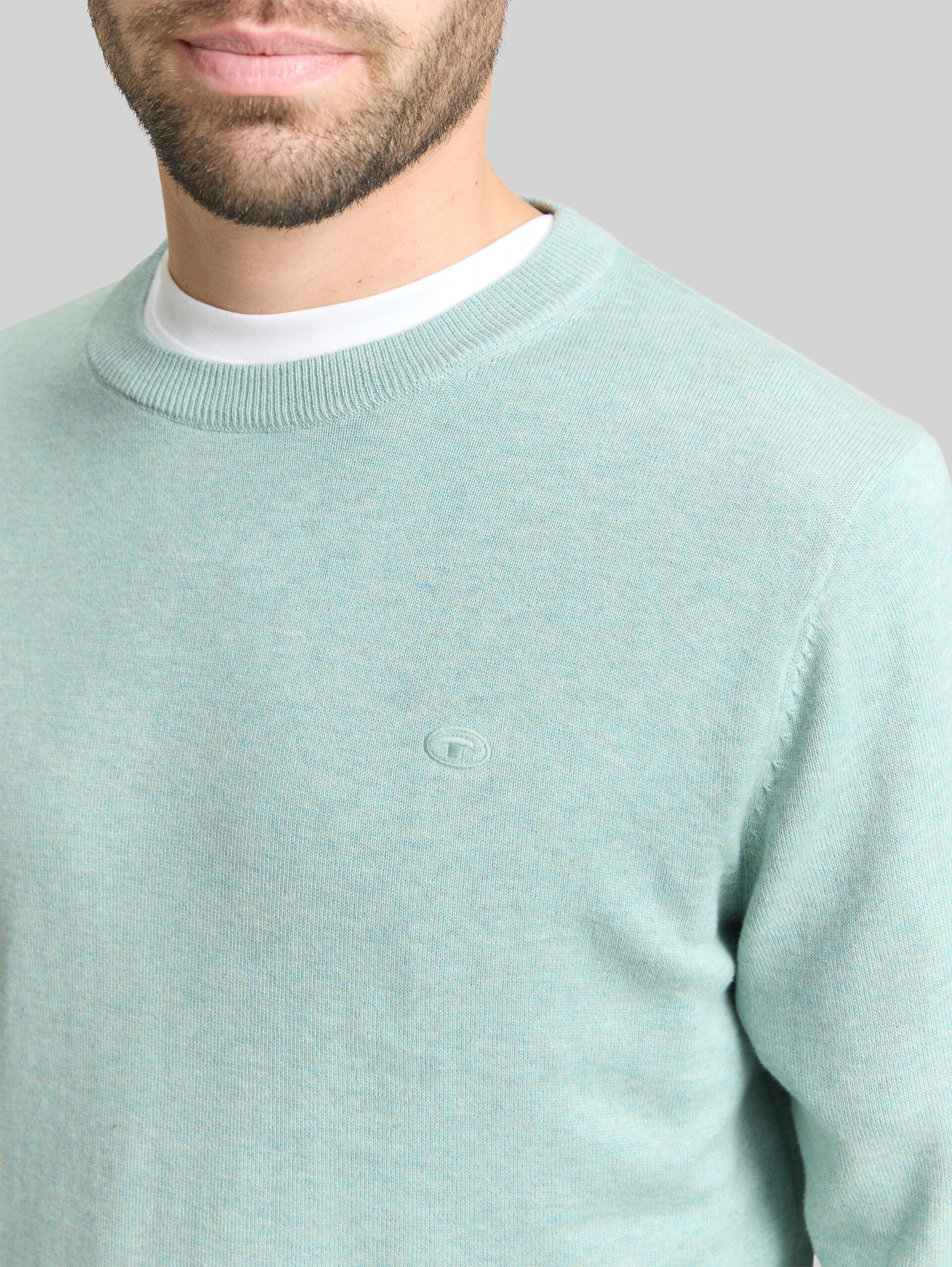Basic Strickpullover aus Baumwolle - soft greyish green melange - Detail-Model-Ansicht