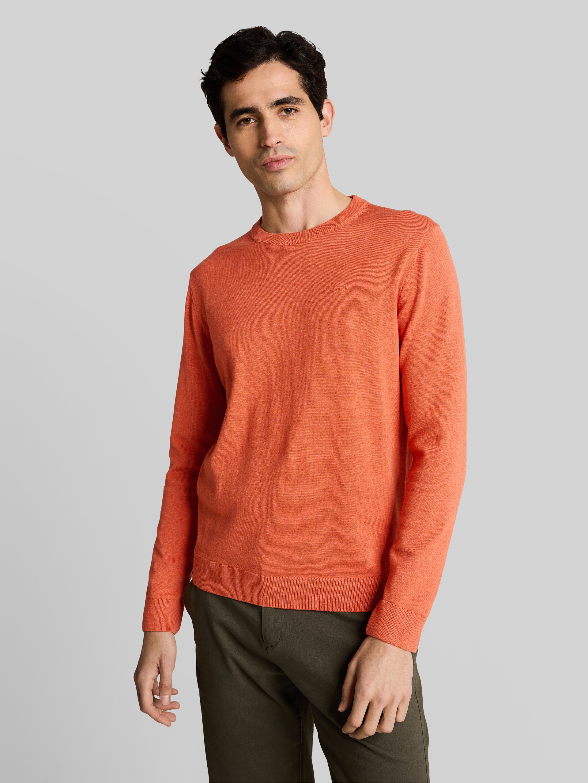 Basic knitted jumper in cotton - chili orange melange - Neckline model front view