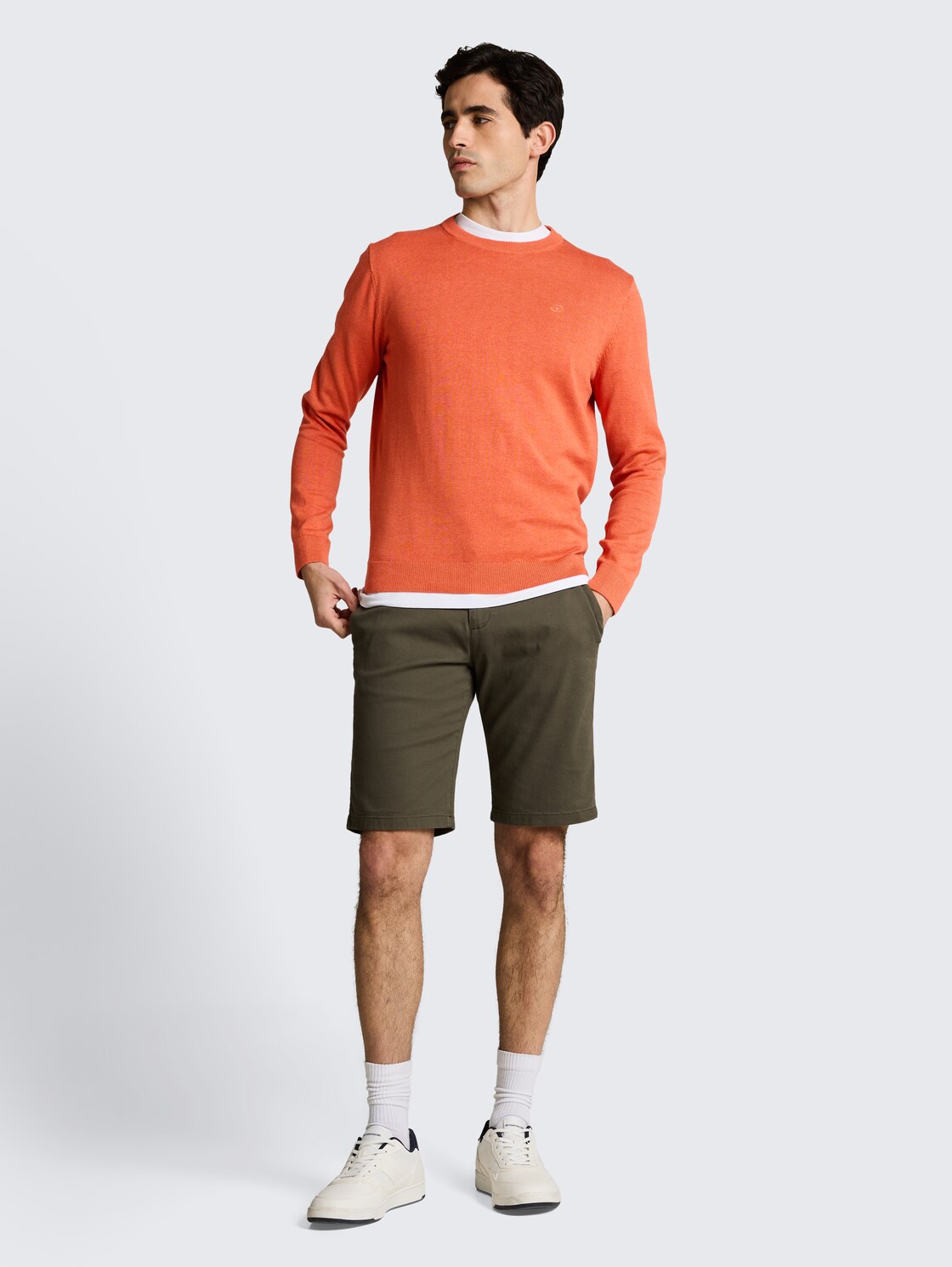 Basic Strickpullover aus Baumwolle - chili orange melange - Model-Vorderansicht