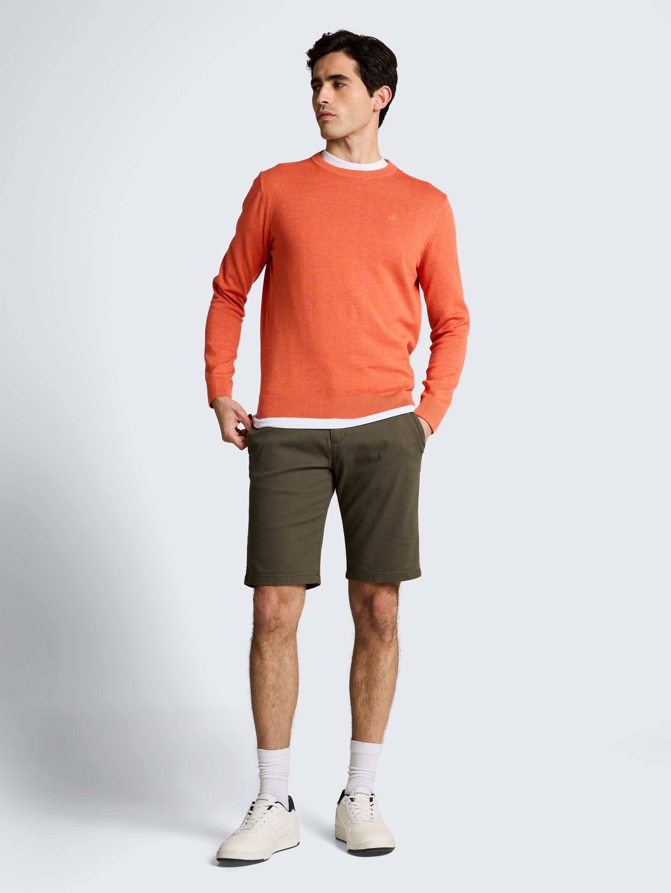 Basic Strickpullover aus Baumwolle - chili orange melange - Model-Vorderansicht