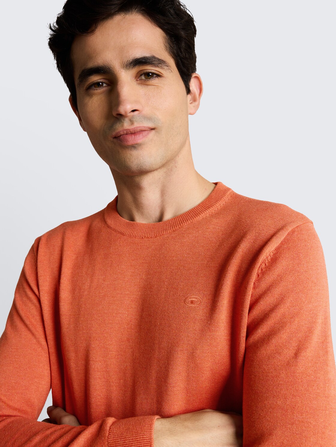 Basic Strickpullover aus Baumwolle - chili orange melange - Detail-Model-Ansicht