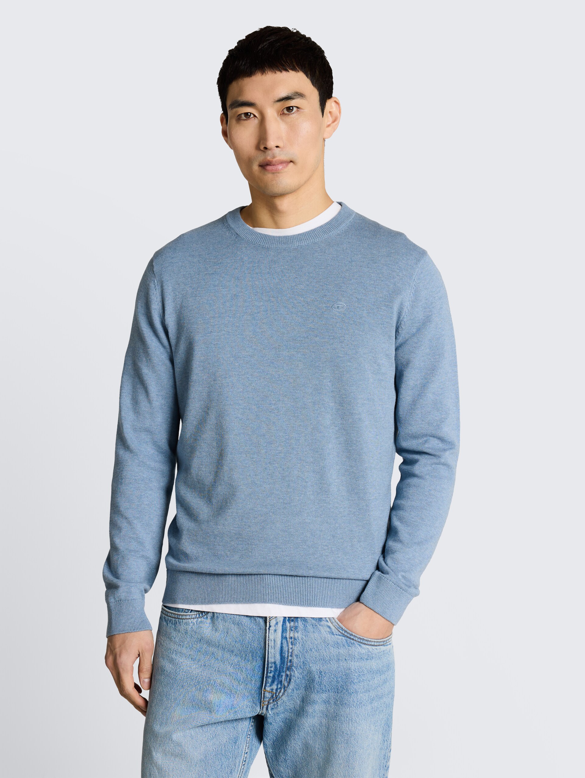 Basic Strickpullover aus Baumwolle - mountain spring blue melange - Ausschnitt Model-Vorderansicht