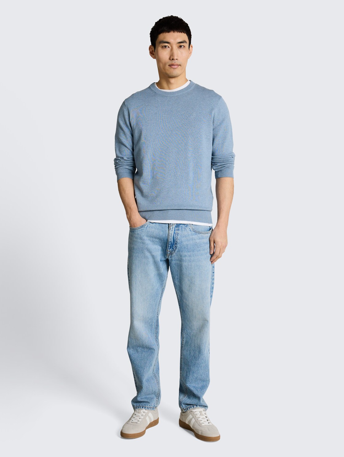 Basic Strickpullover aus Baumwolle - mountain spring blue melange - Model-Vorderansicht