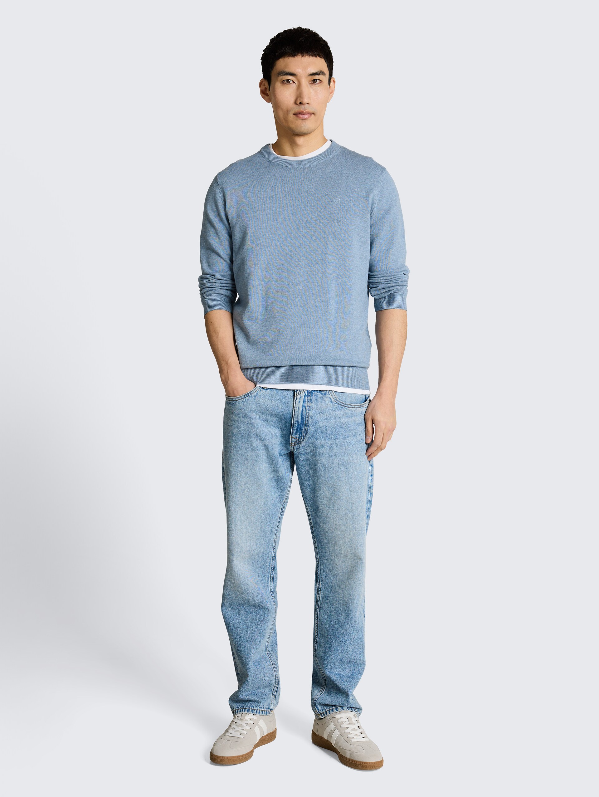 Basic Strickpullover aus Baumwolle - mountain spring blue melange - Model-Vorderansicht