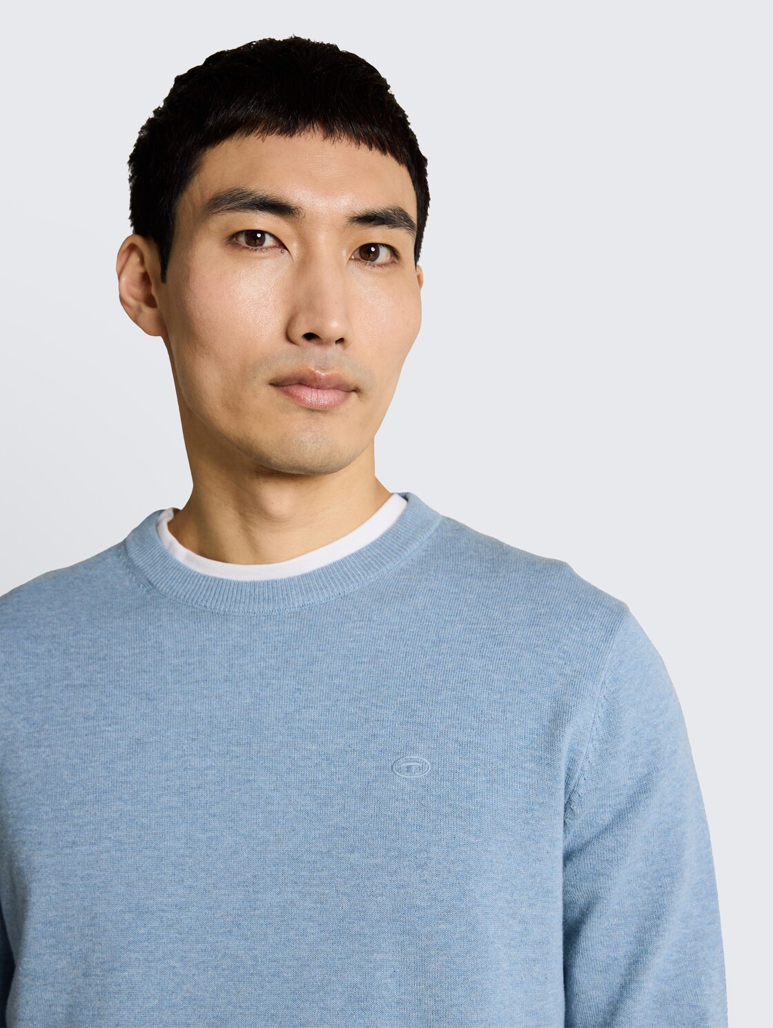 Basic Strickpullover aus Baumwolle - mountain spring blue melange - Detail-Model-Ansicht