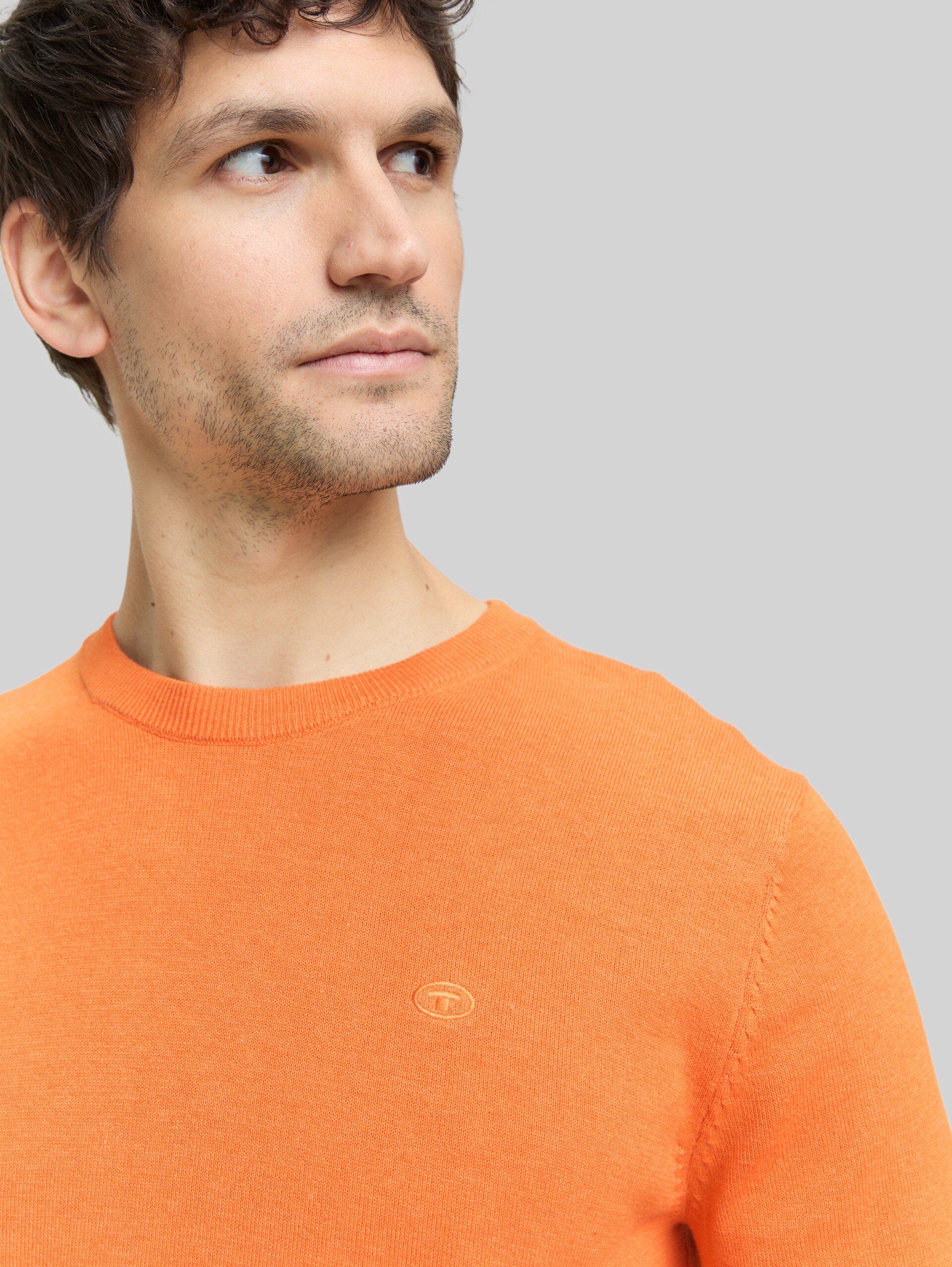 Basic Strickpullover aus Baumwolle - soft orange melange - Detail-Model-Ansicht