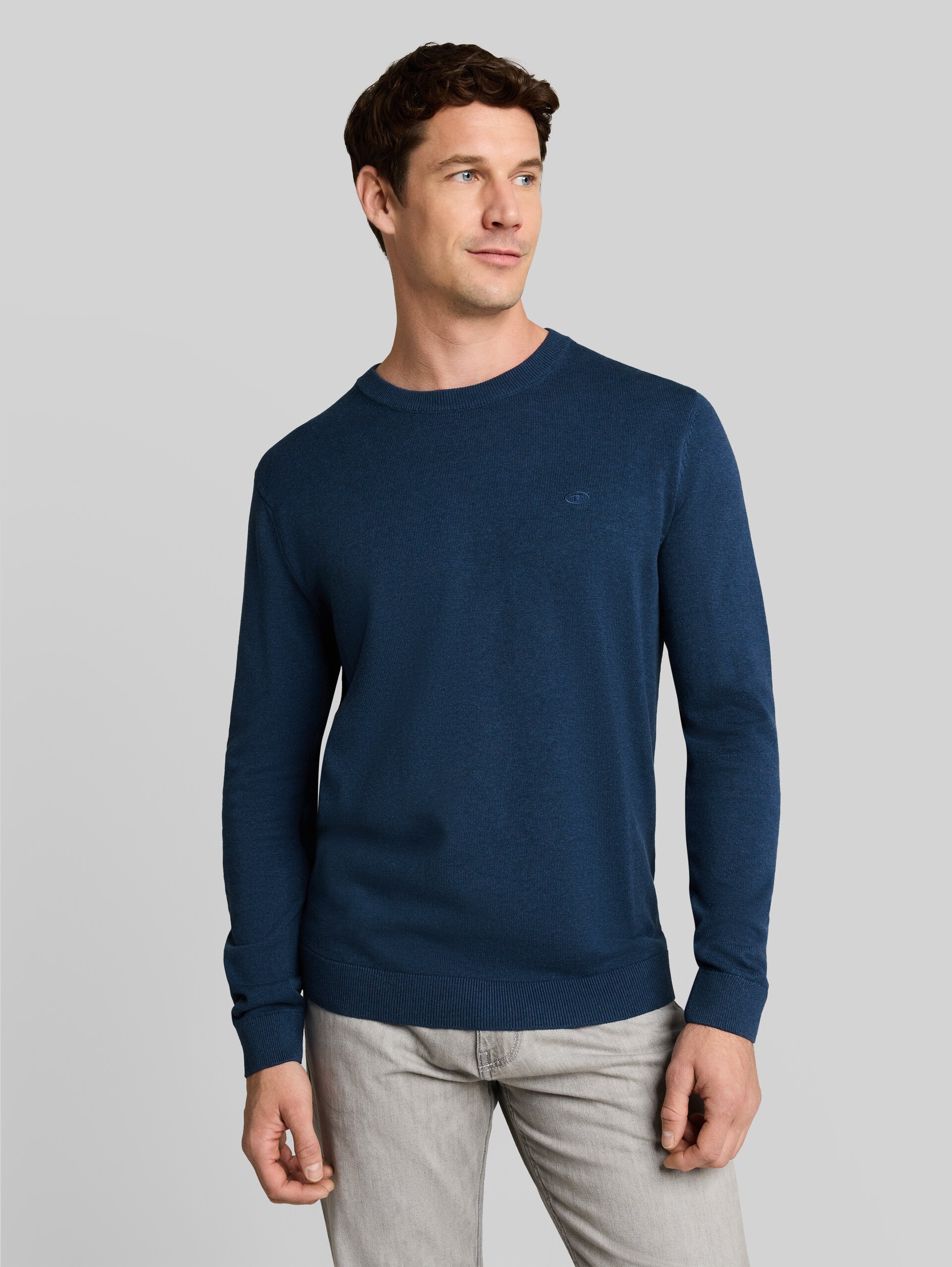 Pull en maille basique en coton - dark duck blue melange - Découpe Vue de face du modèle