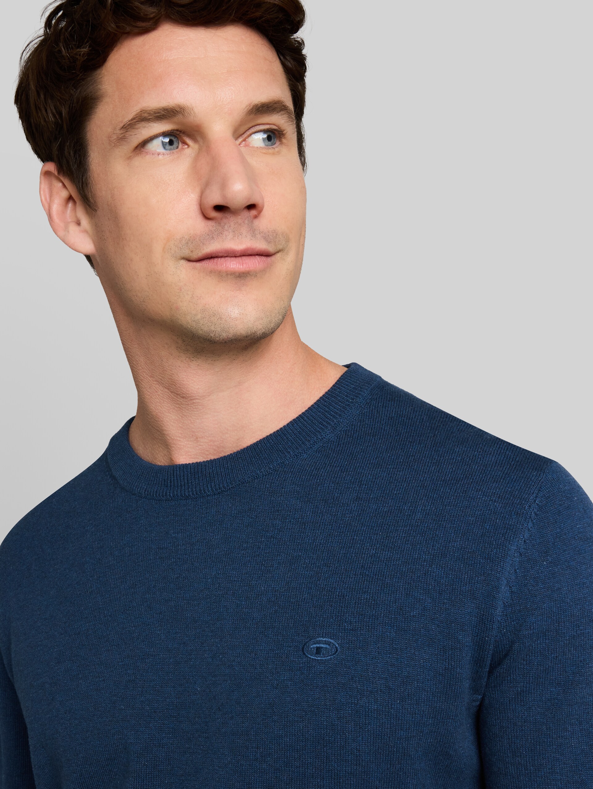 Pull en maille basique en coton - dark duck blue melange - Vue détaillée du modèle