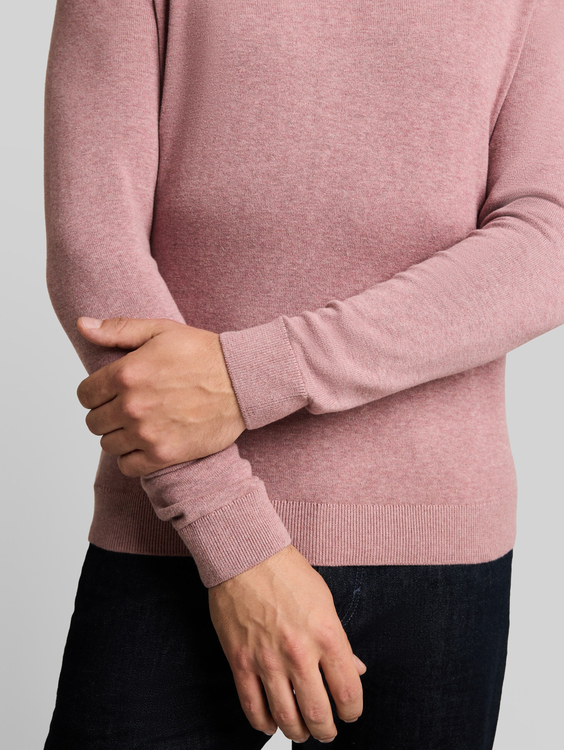 Basic Strickpullover aus Baumwolle - dusty rose melange - Detail-Model-Ansicht