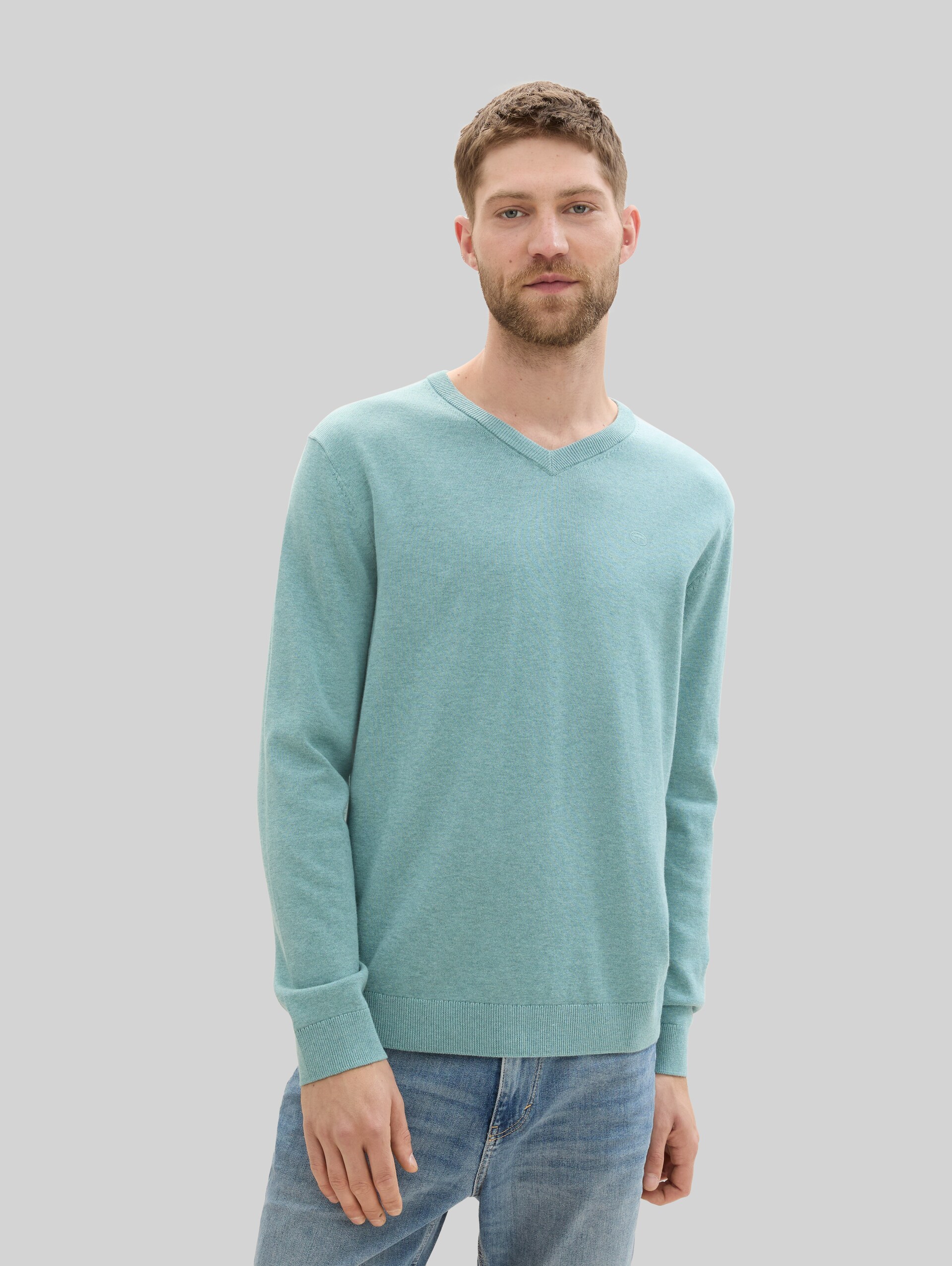 Cotton V-neck jumper - Mineral Stone Blue Melange - Neckline model front view